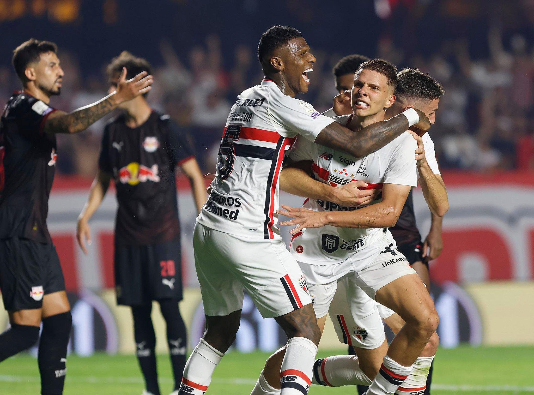 Luciano e o jovem Gustavo Santana, de 20 anos, fizeram os gols