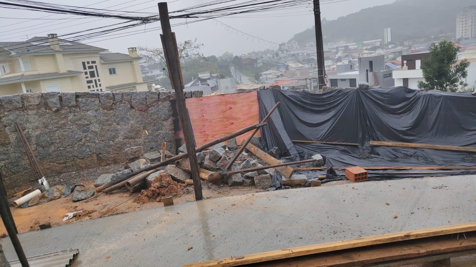 Em Palho&ccedil;a, um muro caiu devido a for&ccedil;a do temporal