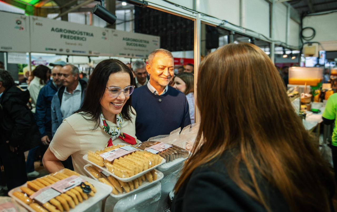 Juliana e Pretto percorreram a Expointer no s&aacute;bado, conversando com visitantes e expositores