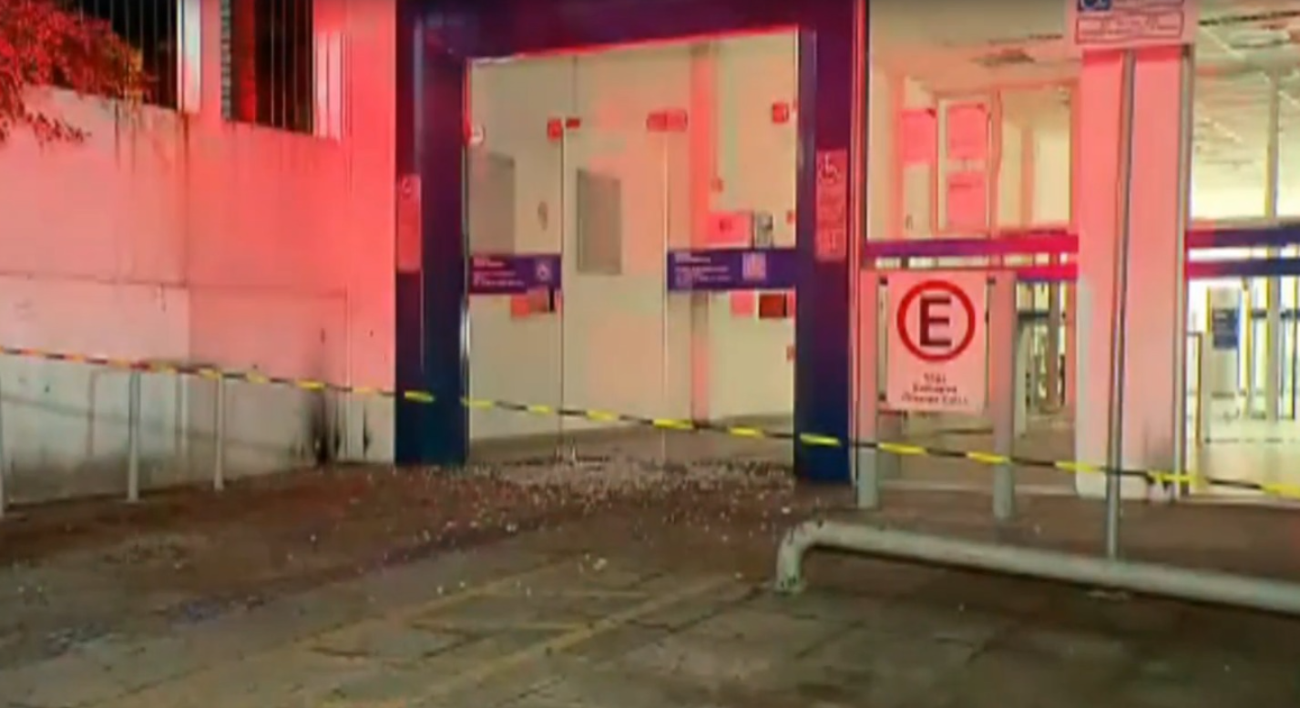 Ag&ecirc;ncia teve a porta de vidro quebrada pelo criminoso