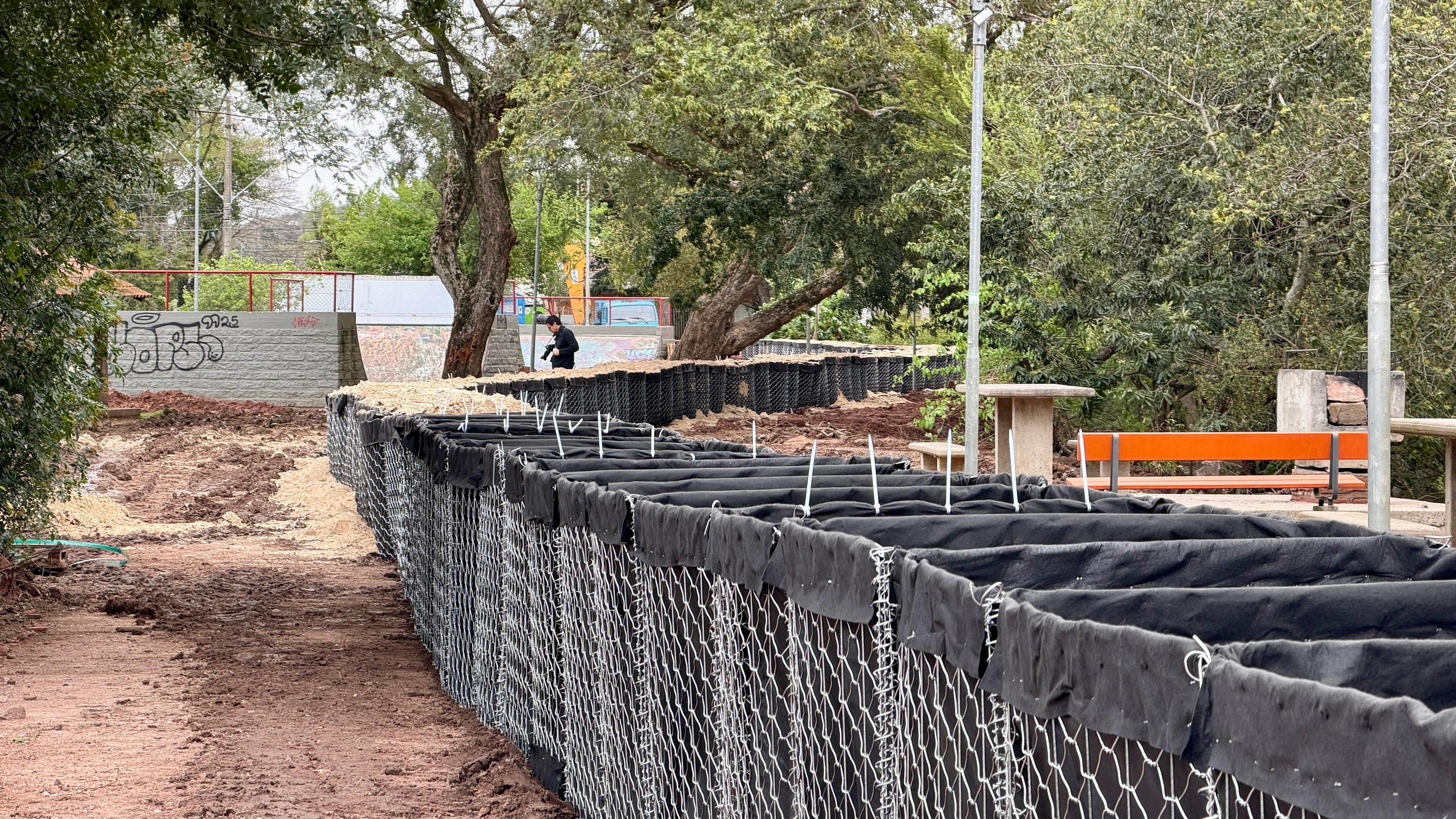 Prefeitura de Porto Alegre come&ccedil;ou a instalar barreiras m&oacute;veis no bairro Guaruj&aacute;, na zona Sul de Porto Alegre