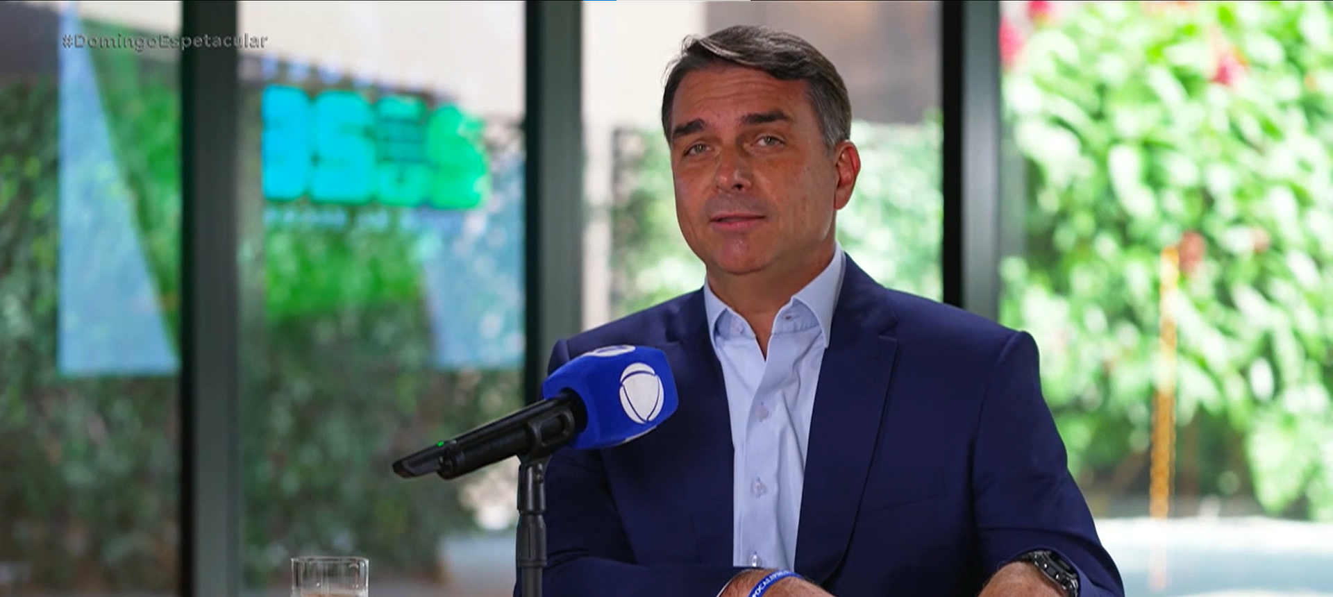 Fl&aacute;vio Bolsonaro re&uacute;ne combate &agrave;s fac&ccedil;&otilde;es, ajuste fiscal e intelig&ecirc;ncia artificial em entrevista &agrave; TV Record