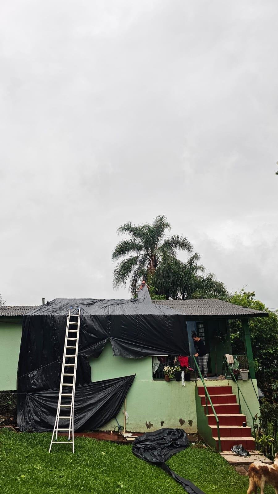 Devido a previs&atilde;o de mais chuva para esta segunda-feira, autoridades pedem que a popula&ccedil;&atilde;o tenha cuidado ao cobrir suas casas com lonas