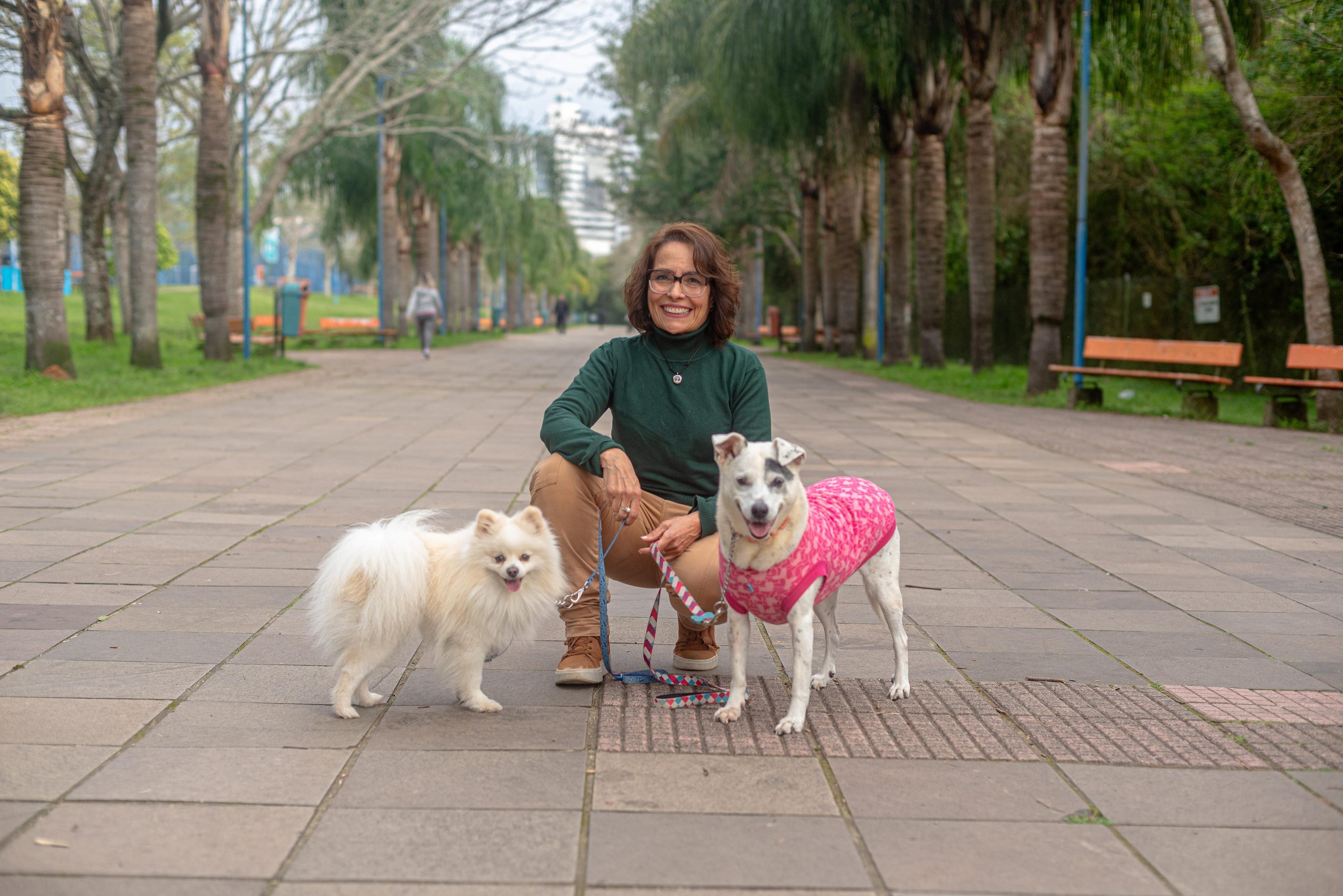 A pet sitter &eacute; tutora de tr&ecirc;s c&atilde;es: Duda, Luna e Guria