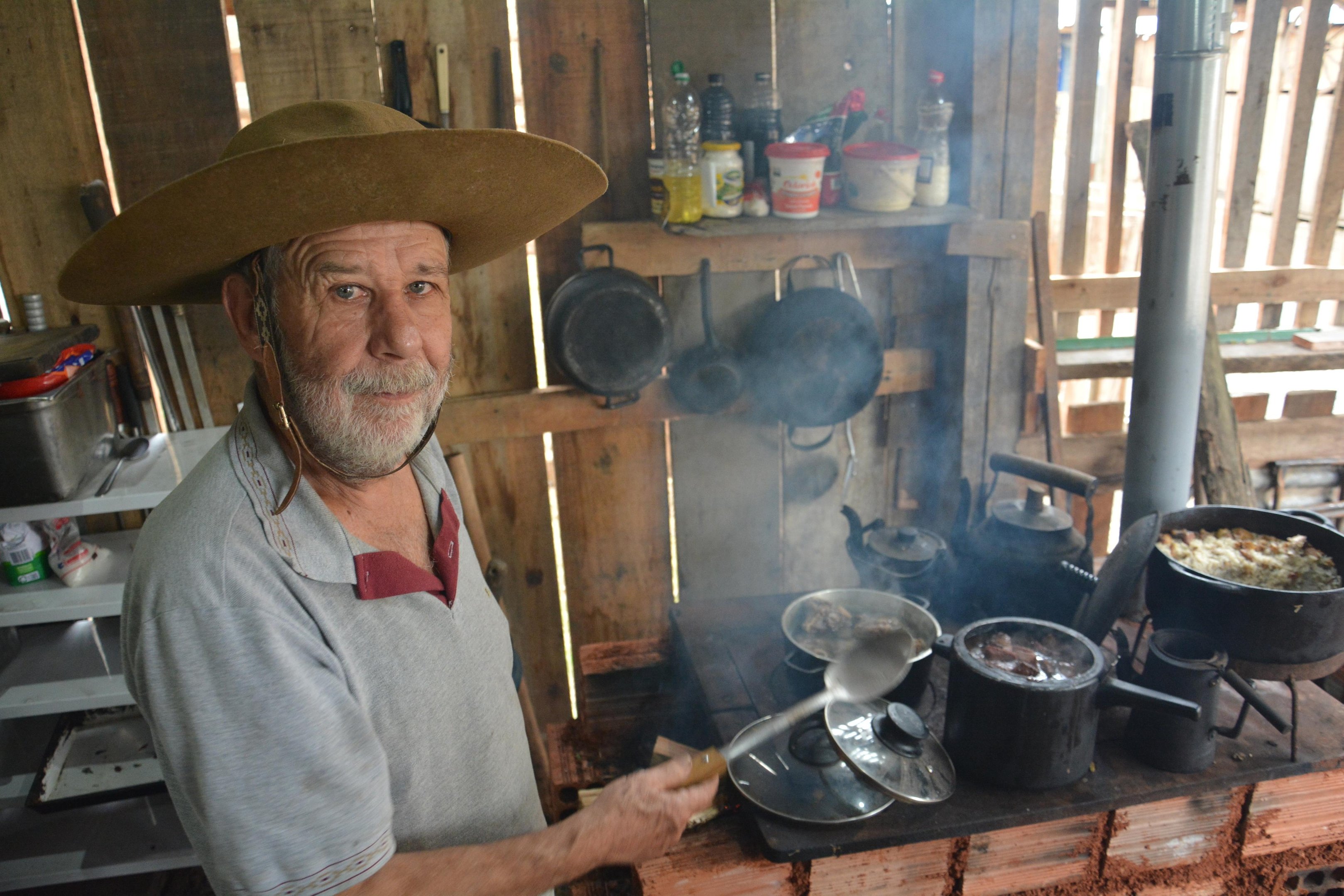 No Piquete Len&ccedil;o Colorado, o patr&atilde;o Pedro Rott preparava o almo&ccedil;o no fog&atilde;o a lenha