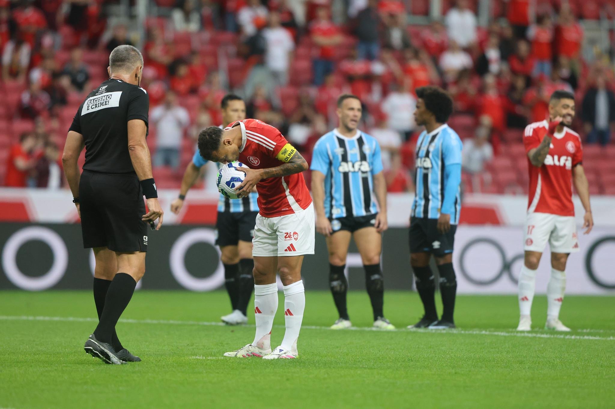 Alan Patrick &eacute; o principal cobrador de p&ecirc;nalti do time do Inter