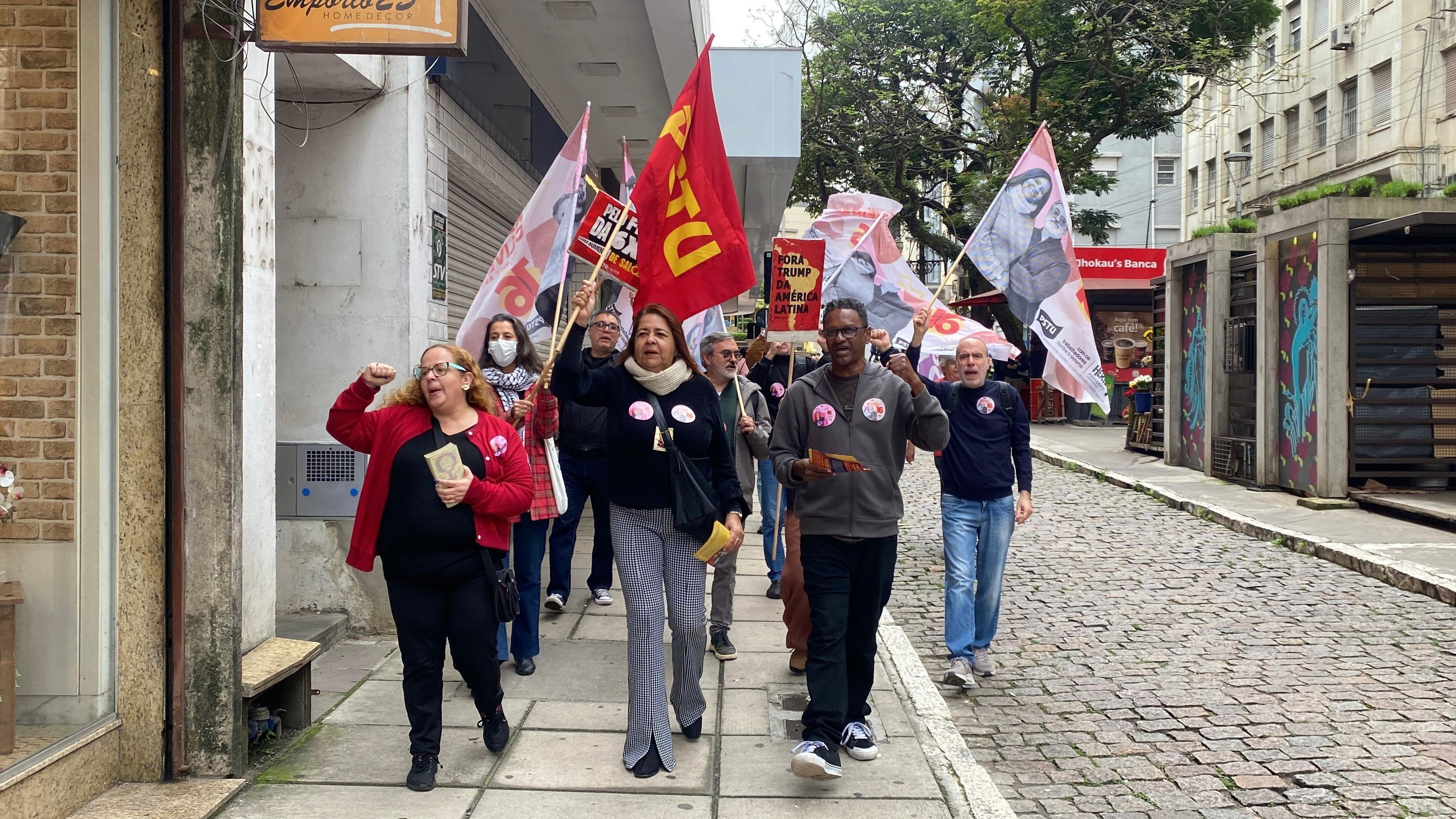 Hertz Dias realizou uma caminhada ao lado de apoiadores pelas ruas do Centro