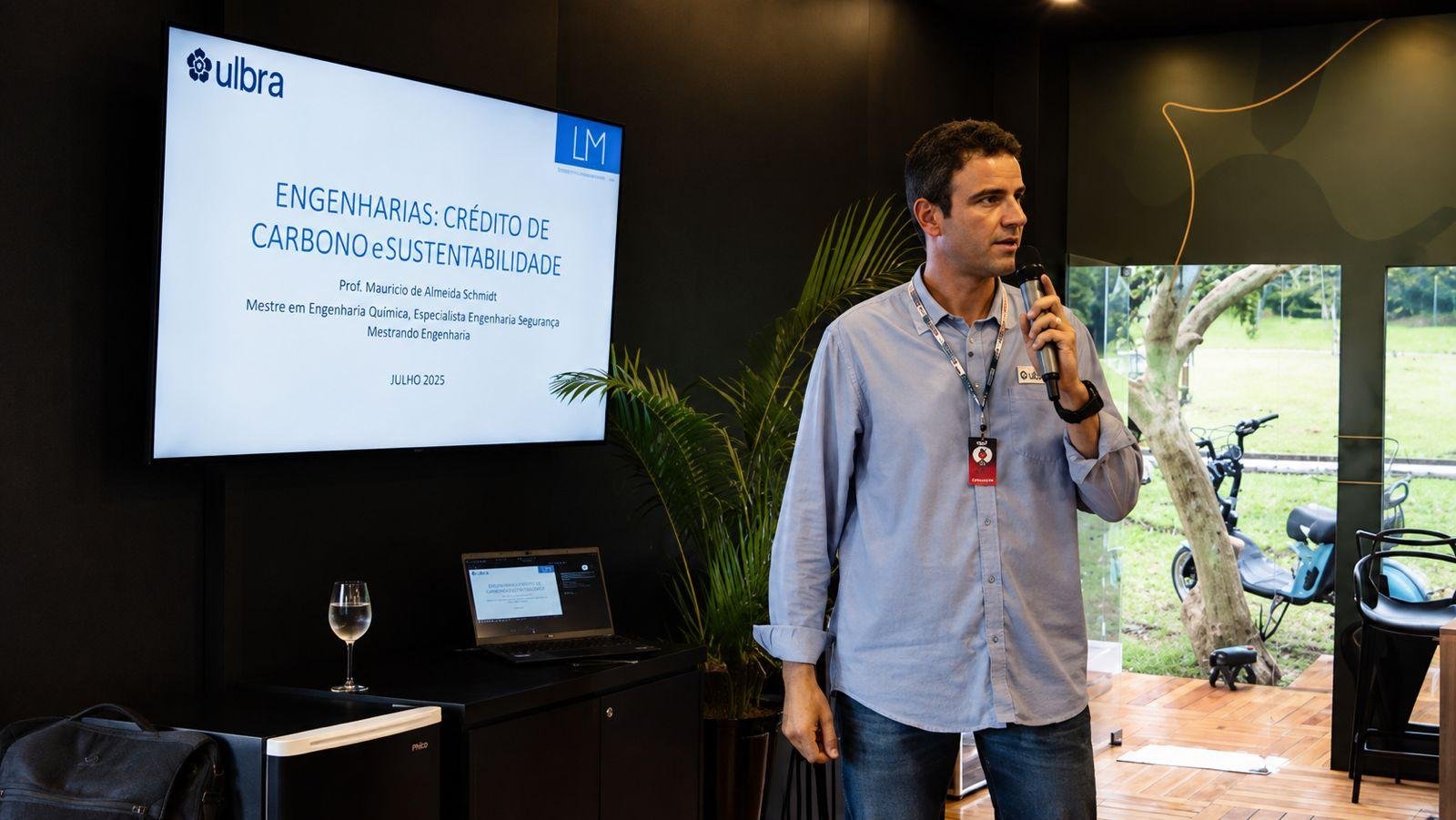Encontro foi conduzido pelo professor Mauricio de Almeida Schimidt