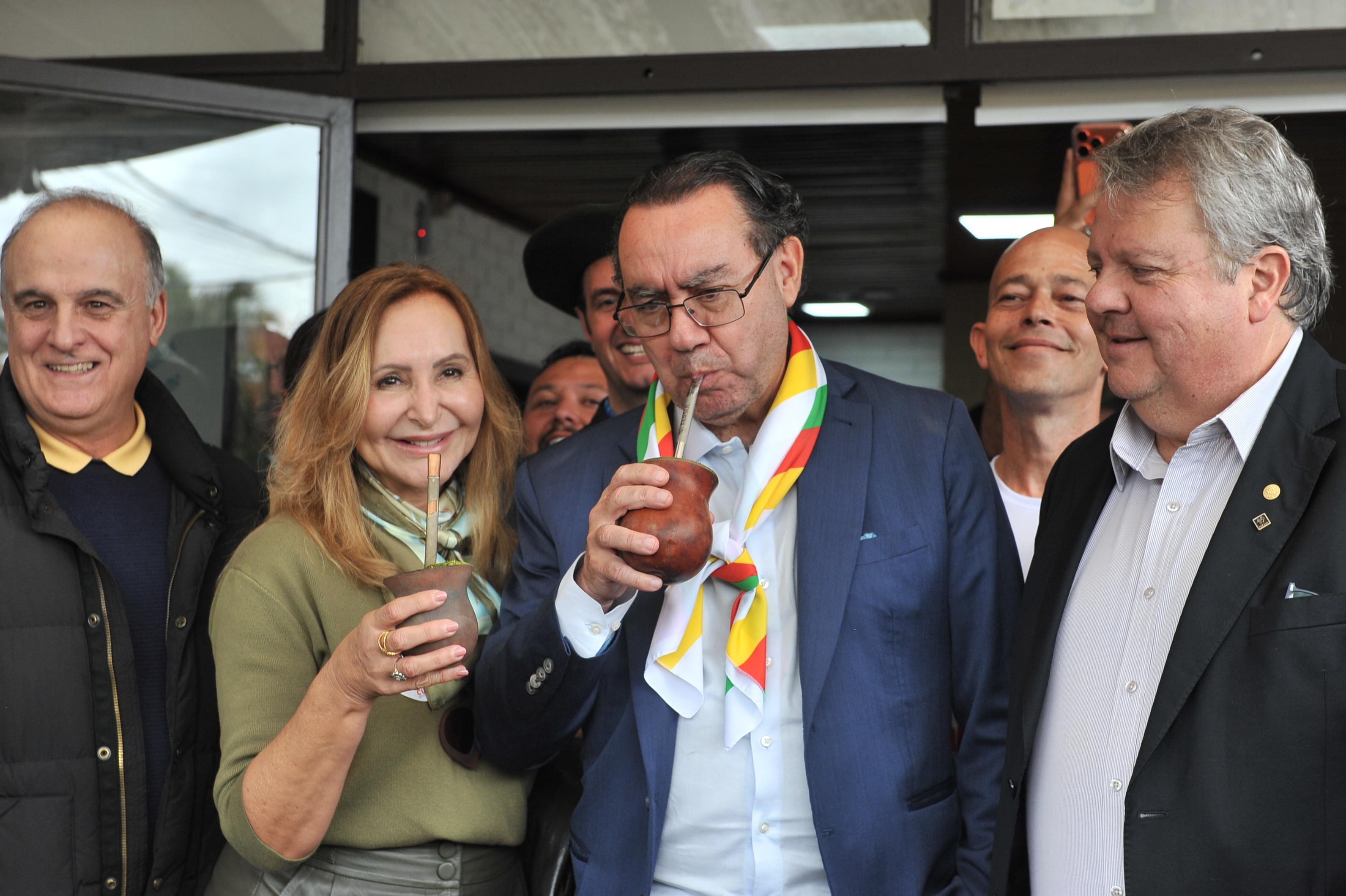 Augusto Cury esteve acompanhado da esposa Suleima Cabrera Farhate Cury