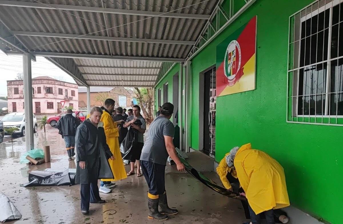 Prefeitura de Vicente Dutra distribuiu lonas para os moradores que foram atingidos por granizo