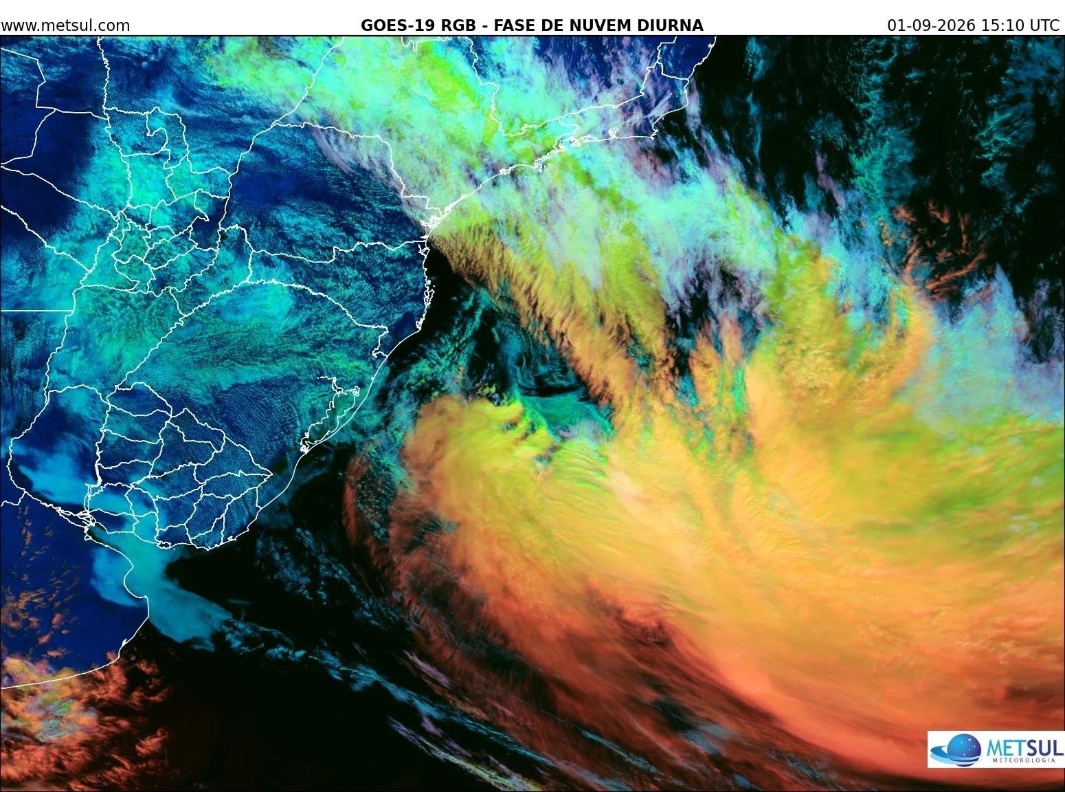 Imagem do sat&eacute;lite meteorol&oacute;gico GOES-19 do meio-dia desta ter&ccedil;a mostra a espiral de nuvens caracter&iacute;stica do ciclone atuando sobre o mar a Leste do Sul do Brasil