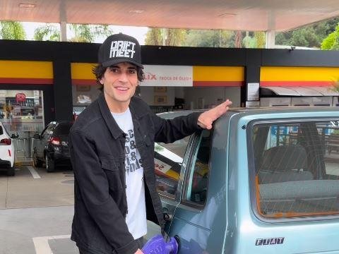 Fiuk abastece o tanque do Fiat Uno Mille azul-claro para entregar ao comprador