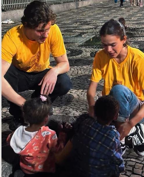 Shawn Mendes e Bruna Marquezine distribuem quentinhas no RJ