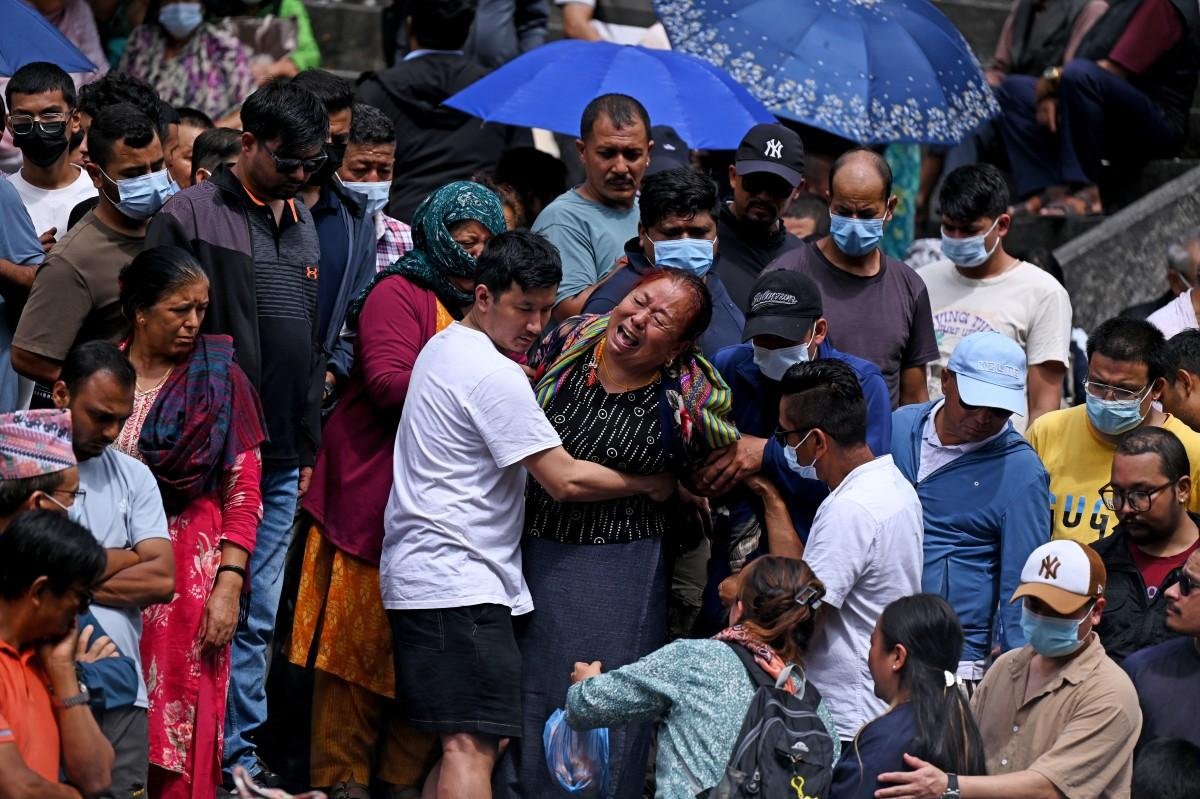 Familiares lamentam durante funerais simb&oacute;licos realizados para v&iacute;timas de enchentes ainda desaparecidas