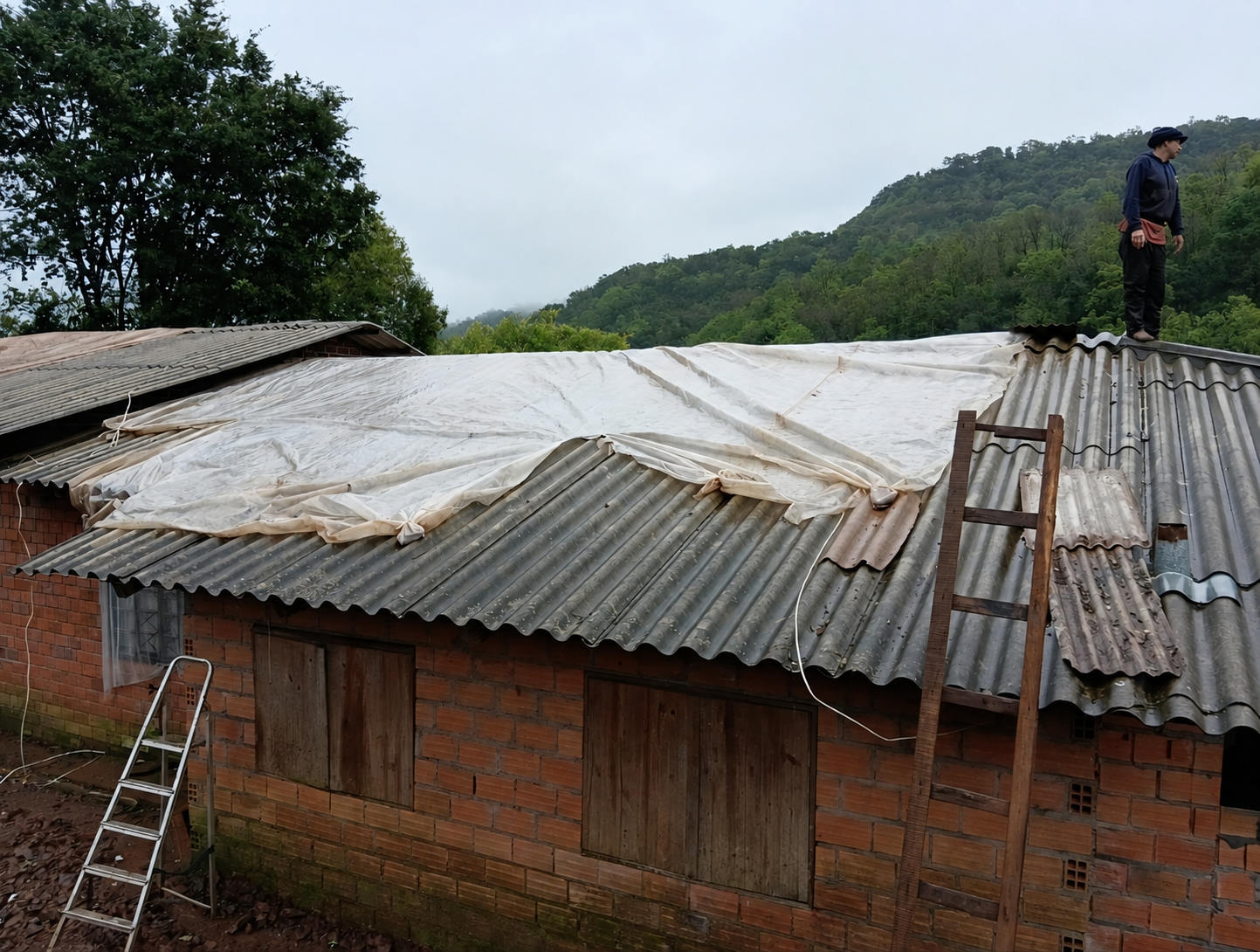 Conforme informa&ccedil;&otilde;es da Defesa Civil do munic&iacute;pio o temporal da madrugada desta segunda-feira atingiu 105 casas