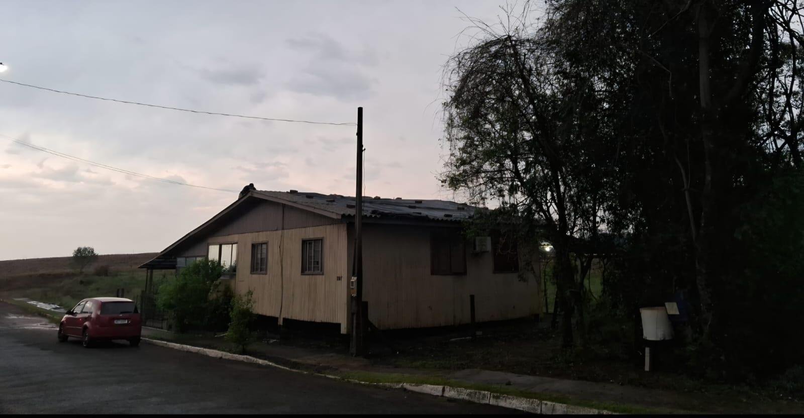 Mais de 1,4 mil das 2,2 mil casas do munic&iacute;pio foram atingidas pelo granizo