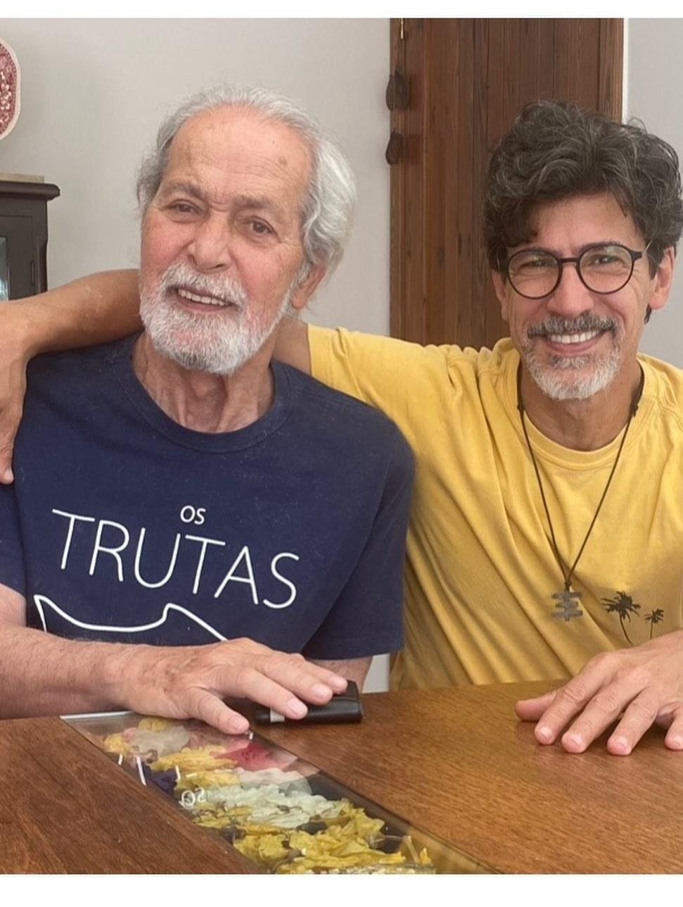 Leonardo Br&iacute;cio foi um dos primeiros a prestar uma homenagem ao colega