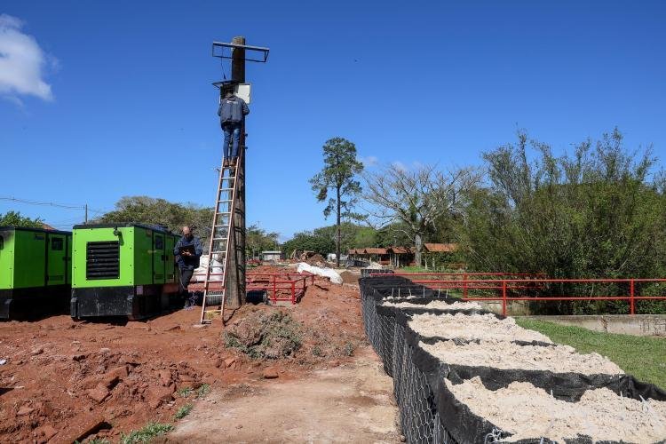 Nova esta&ccedil;&atilde;o de monitoramento do n&iacute;vel do Gua&iacute;ba no bairro Guaruj&aacute;, na Zona Sul, instalada pelo Dmae foi colocada ao lado das barreiras m&oacute;veis de conten&ccedil;&atilde;o