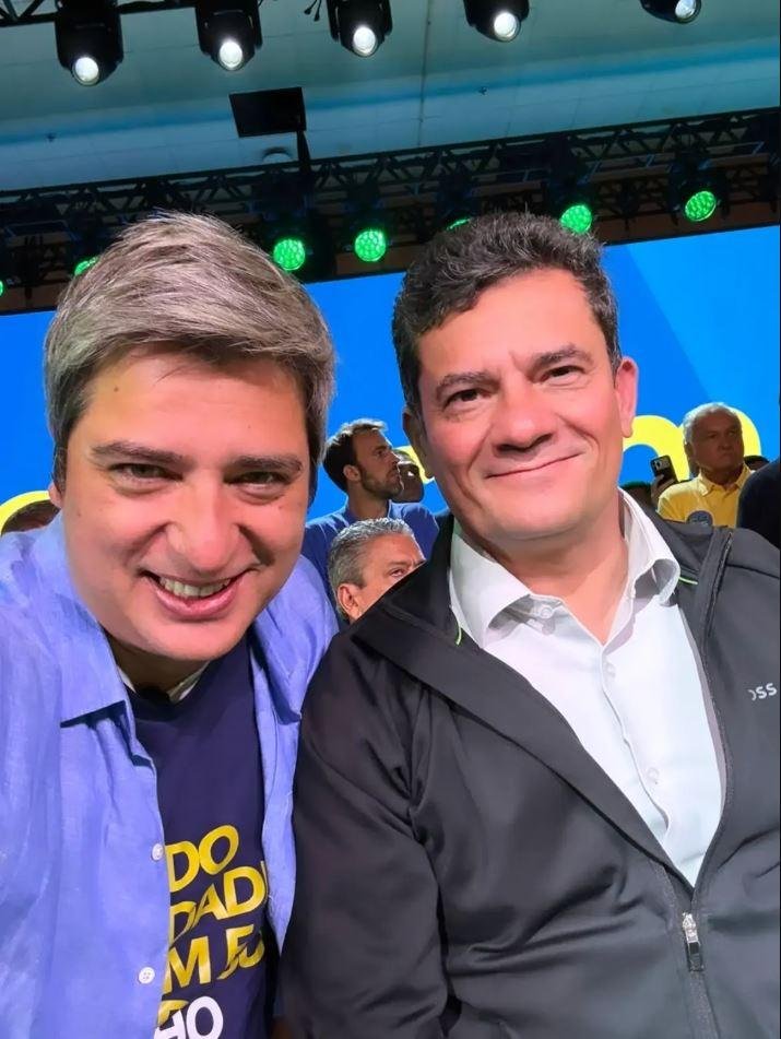 L&iacute;der do Partido Liberal, Carlos Portinho, &agrave; esquerda da foto