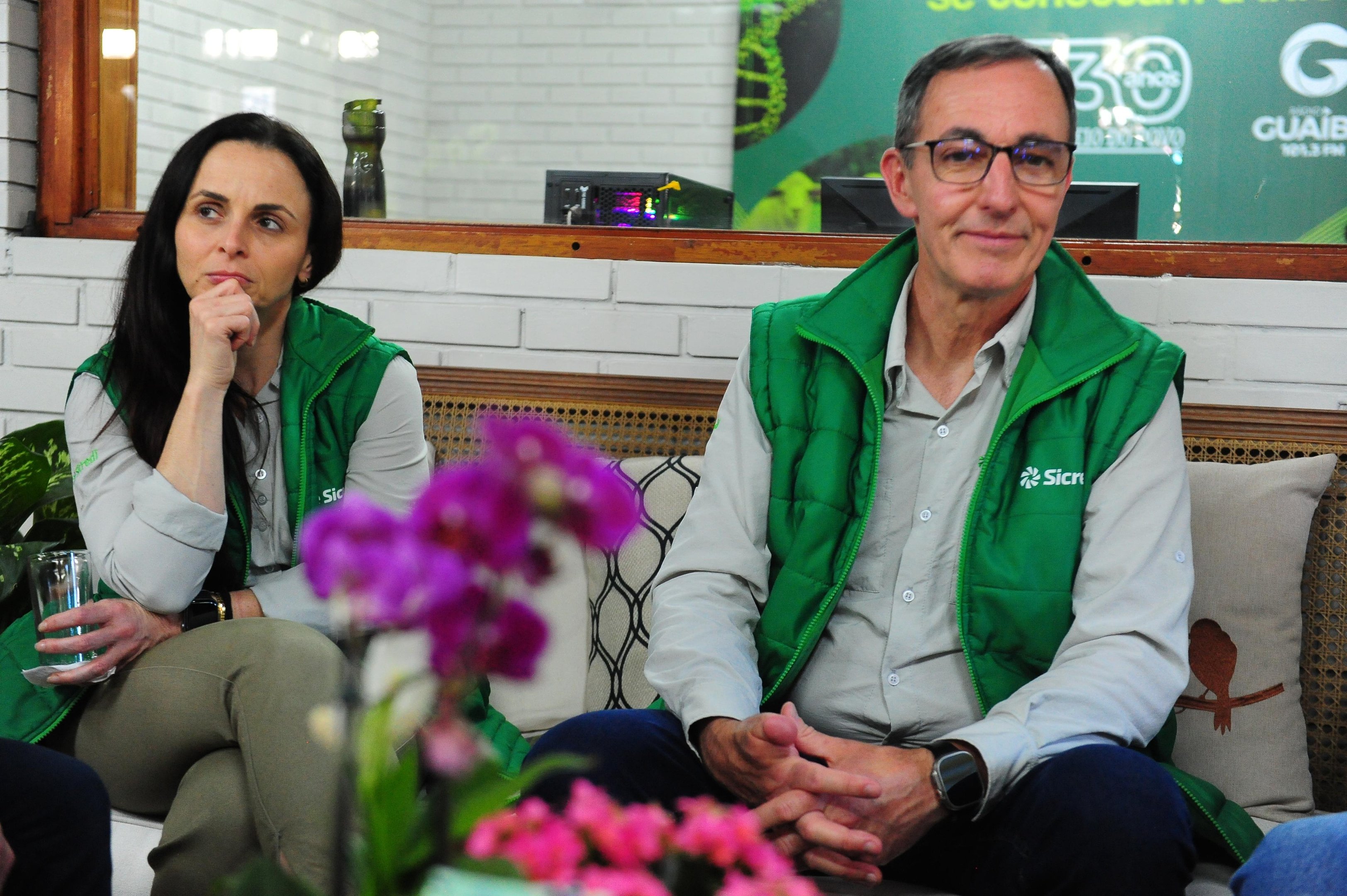 Gerente de Comunica&ccedil;&atilde;o e Marketing da Central Sicredi Sul/Sudeste, Anna Quadros, e o presidente da Central Sicredi Sul/Sudeste, M&aacute;rcio Port, visitaram a Casa do Correio do Povo