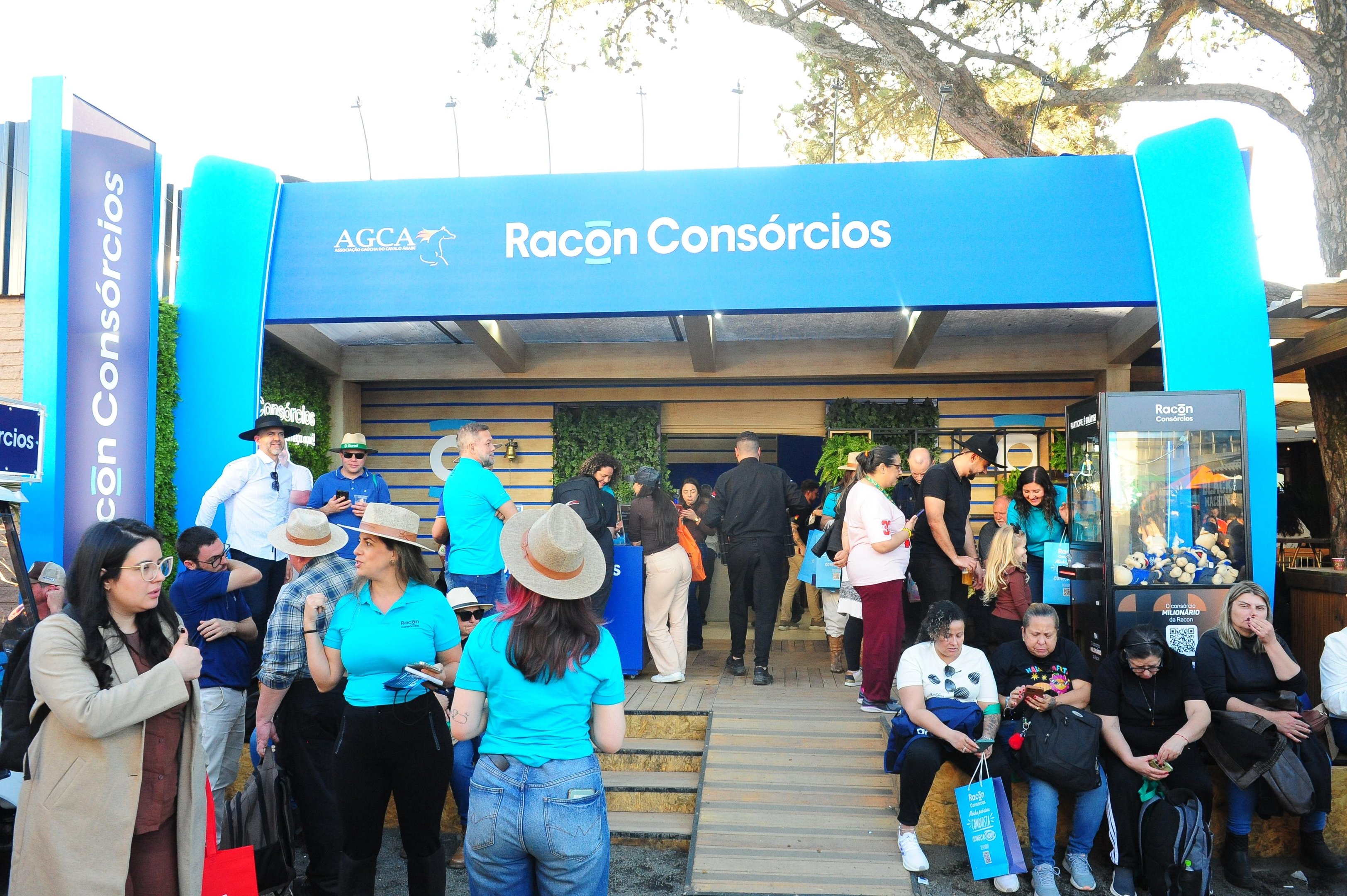 Clientes podem conferir novas op&ccedil;&otilde;es no estande da Racon Cons&oacute;rcios na Expointer