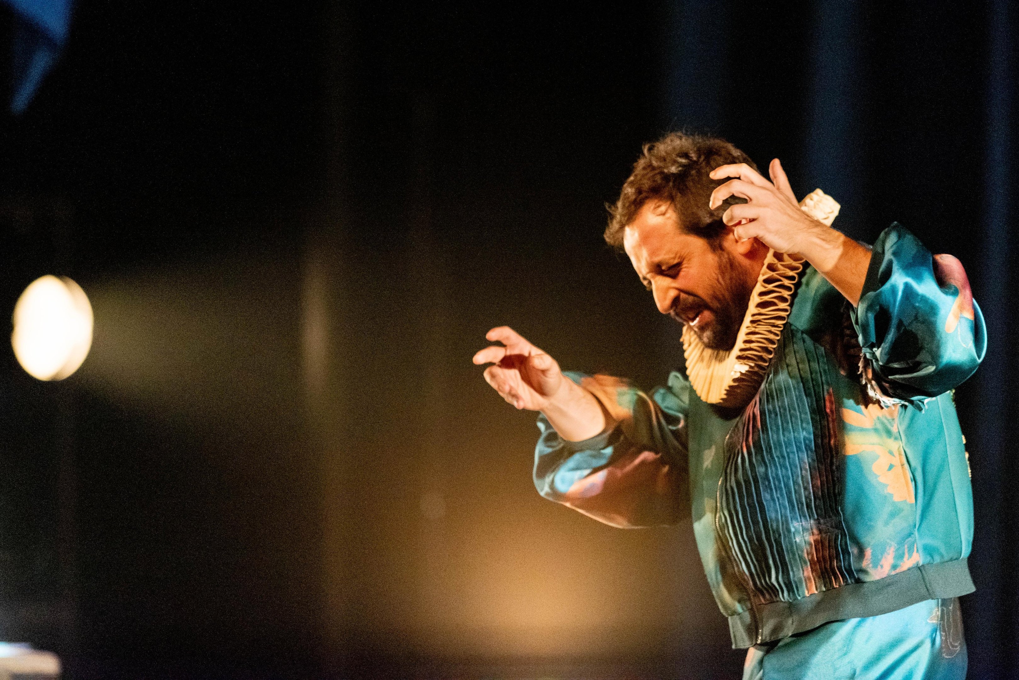 Gregorio Duvivier trar&aacute; mais uma temporada de &ldquo;O C&eacute;u da L&iacute;ngua&rdquo; para Porto Alegre, com seis apresenta&ccedil;&otilde;es entre os dias 3 e 5 de setembro no Sal&atilde;o de Atos da PUCRS