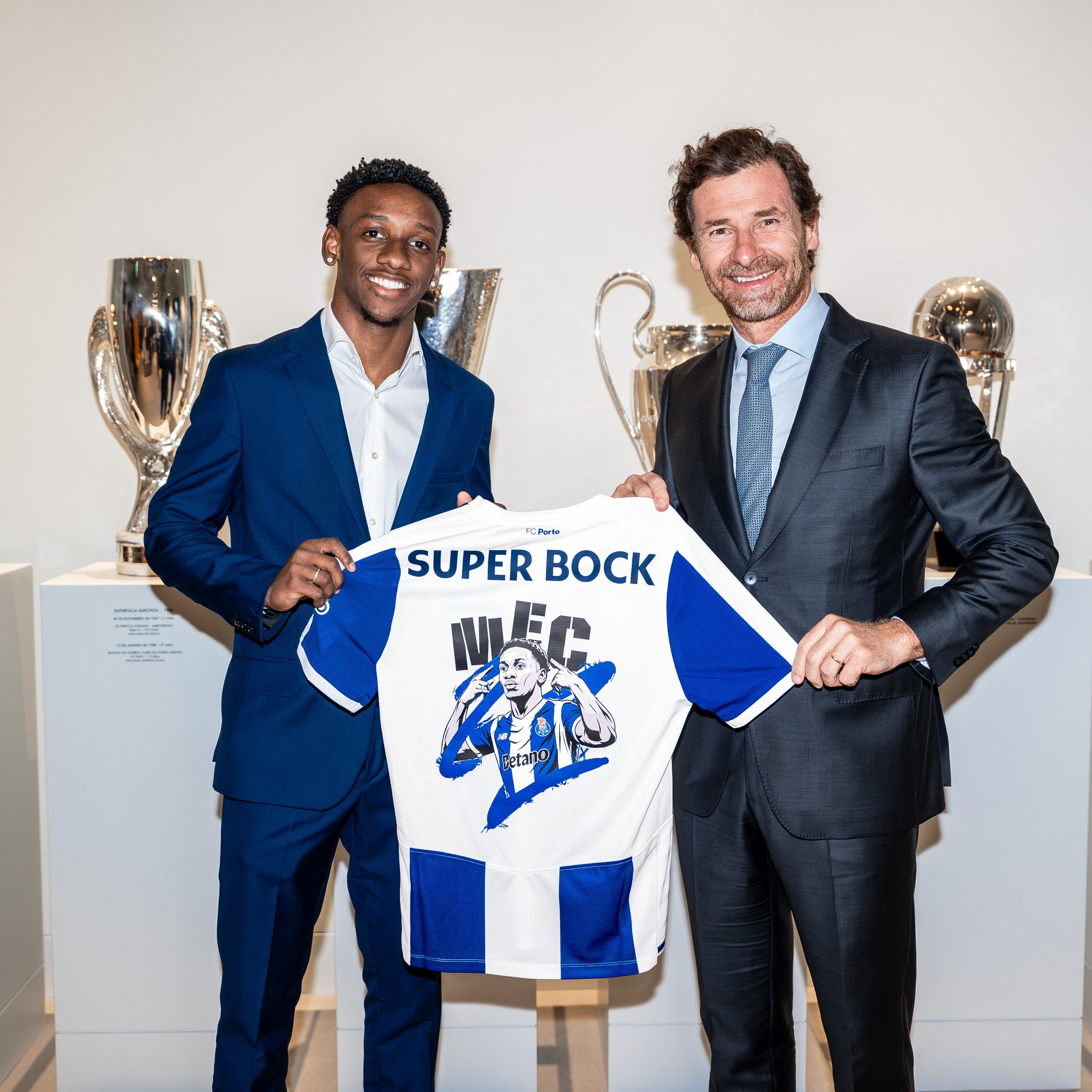 Gabriel Mec foi anunciado pelo clube portugu&ecirc;s