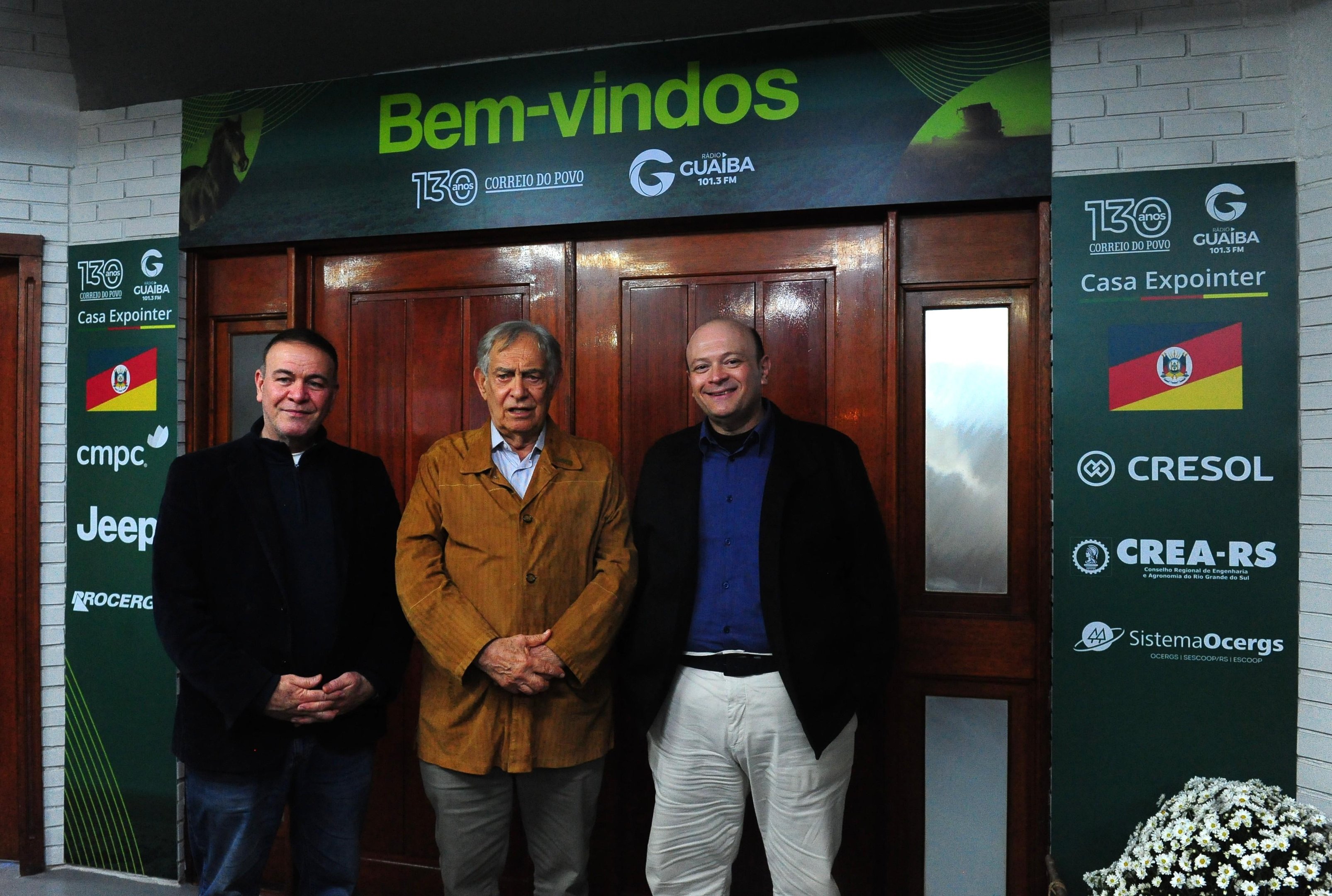 Claudio Bier foi recebido pelo presidente do Correio do Povo, Marcelo Dantas, e pelo diretor da R&aacute;dio Gua&iacute;ba, Claudinei Girotti.