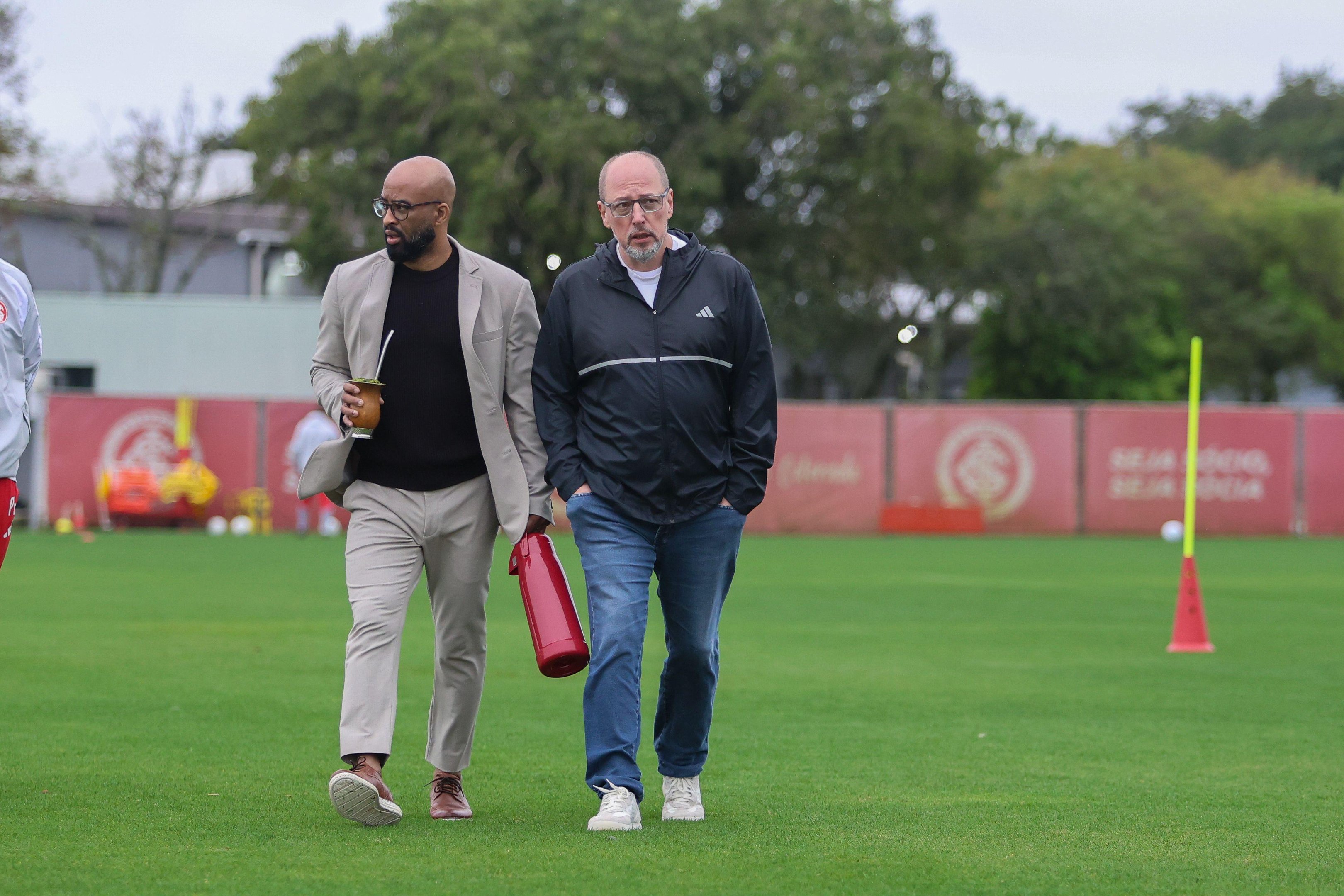 Fabinho e o presidente Alessandro Barcellos em treino do Inter