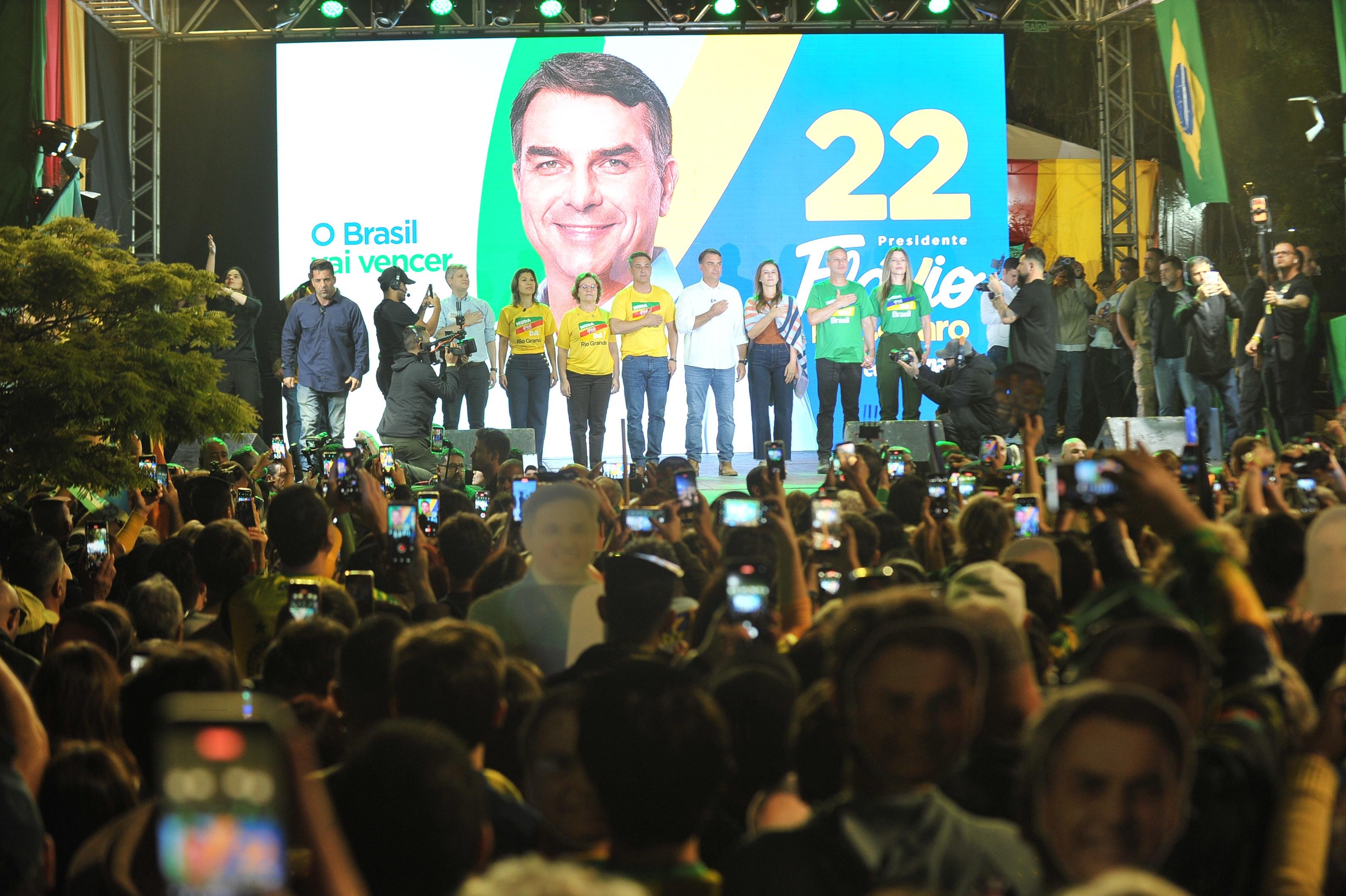 Com fortes aplausos, parte do p&uacute;blico usava m&aacute;scaras com o rosto do ex-presidente Jair Bolsonaro