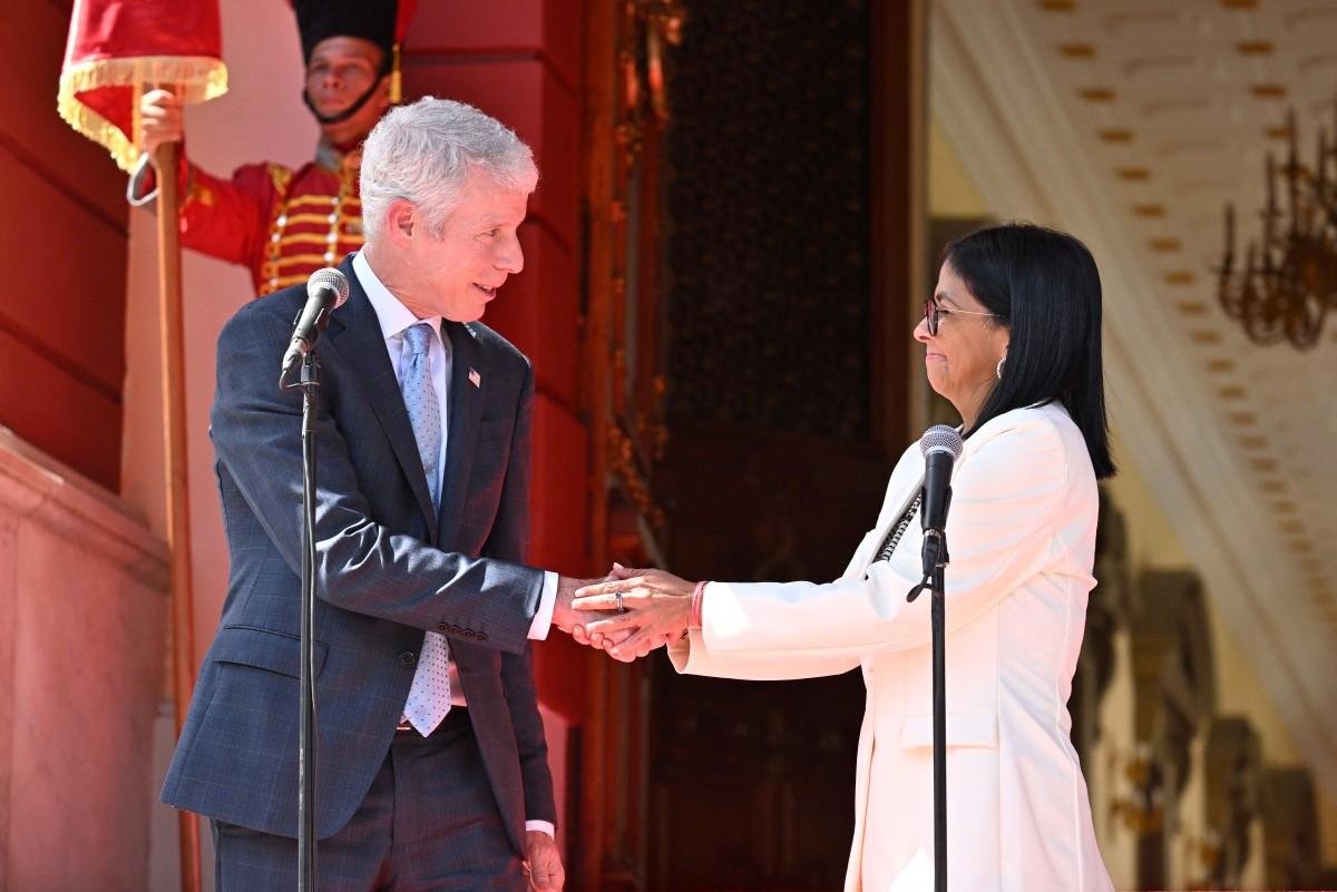 Chris Wright se reuniu com a presidente interina Delcy Rodr&iacute;guez e disse esperar que os acordos tragam "paz" e "prosperidade" &agrave; Venezuela