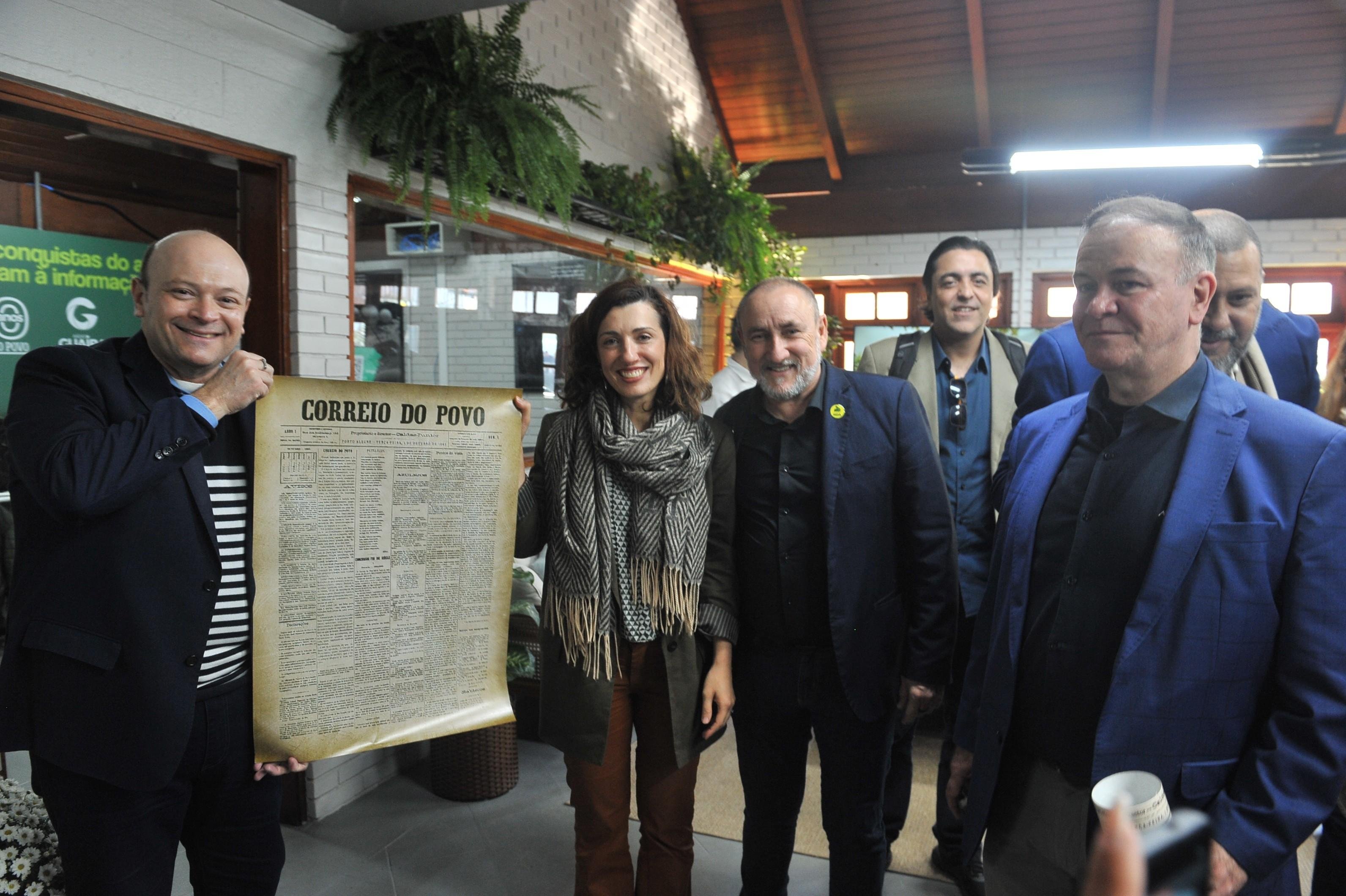 Marcelo Dantas, diretor-presidente do Correio do Povo, mostrou a primeira capa do jornal, de 1895, &agrave; ministra, ao lado do superintendente do MDA no RS, Milton Bernardes, e de Claudinei Girotti, diretor-executivo da R&aacute;dio Gua&iacute;ba