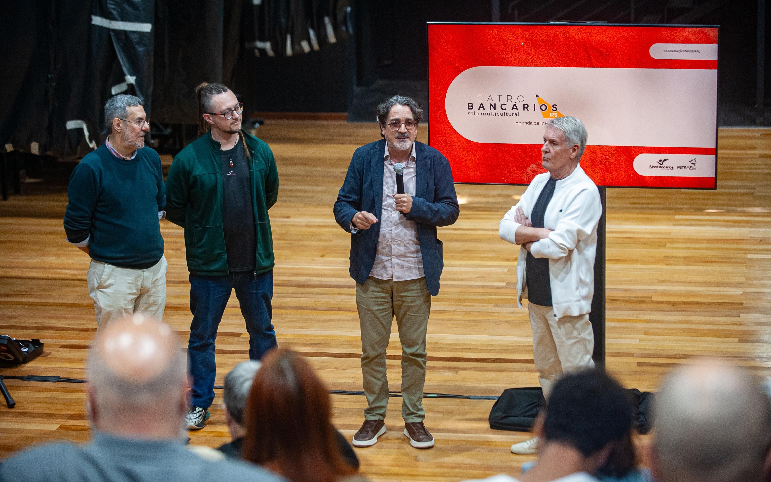 Teatro Banc&aacute;rios RS apresenta seu espa&ccedil;o, na sede da Fetrafi-RS | E/D: Juberlei Baes Bacelo, diretor de Comunica&ccedil;&atilde;o da Fetrafi-RS; Luciano Fetzner, presidente do SindBanc&aacute;rios; Vitor Ortiz e Voltaire Danckwardt