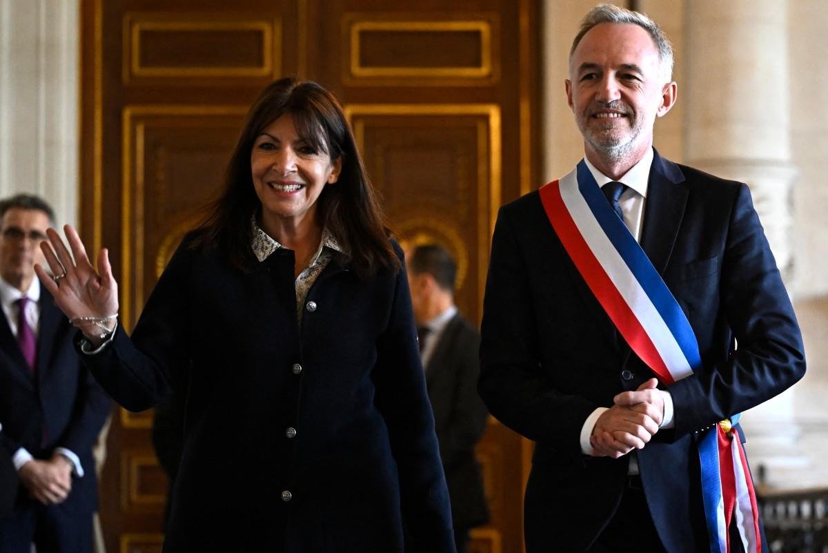 Ex-prefeita de Paris, Anne Hidalgo deixa a prefeitura com o rec&eacute;m-eleito prefeito de Paris, Emmanuel Gr&eacute;goire, ap&oacute;s a nomea&ccedil;&atilde;o durante a sess&atilde;o inaugural da C&acirc;mara Municipal na prefeitura de Paris, em 29 de mar&ccedil;o de 2026