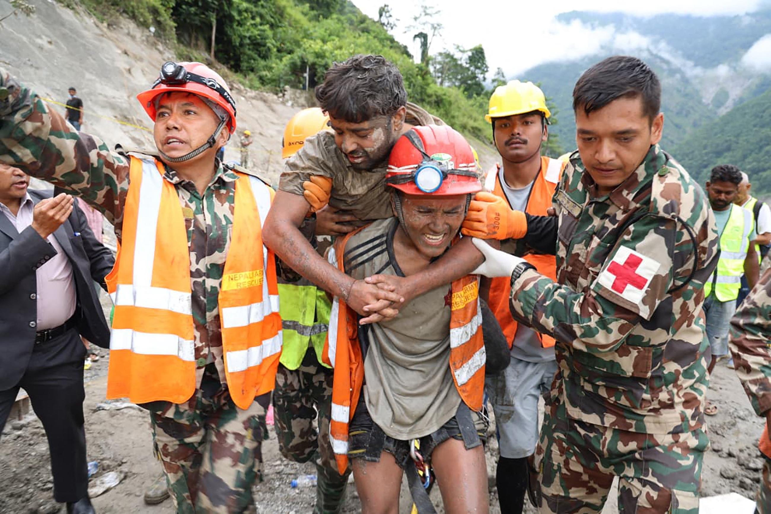 Trabalhadores s&atilde;o as primeiras pessoas retiradas com vida do t&uacute;nel das obras da barragem Trishuli-3