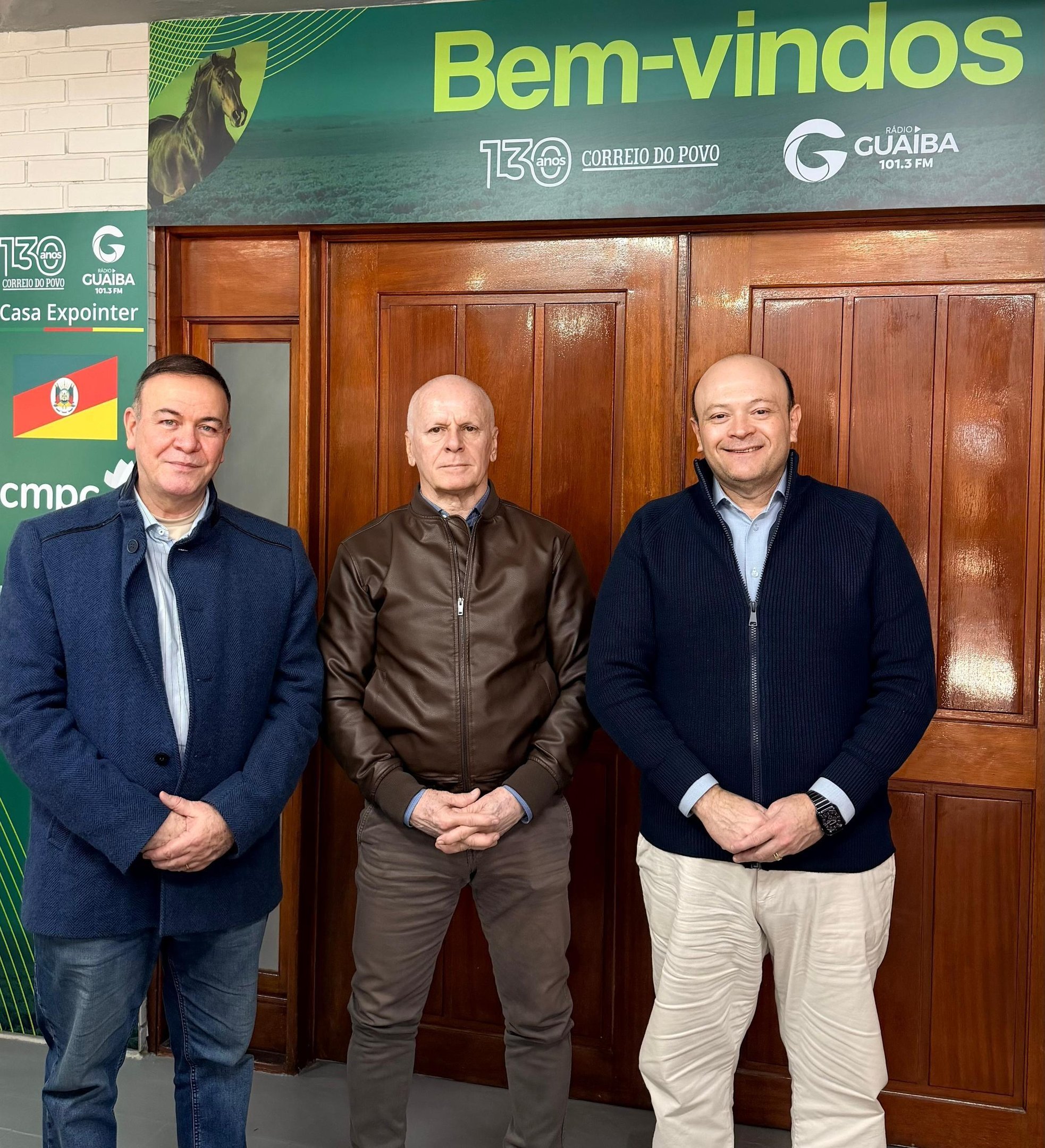Caio Tomazeli (centro), secret&aacute;rio de Comunica&ccedil;&atilde;o do RS, com Marcelo Dantas (&agrave; dir.), diretor-presidente do Correio do Povo, e Claudinei Girotti, diretor-geral da R&aacute;dio Gua&iacute;ba