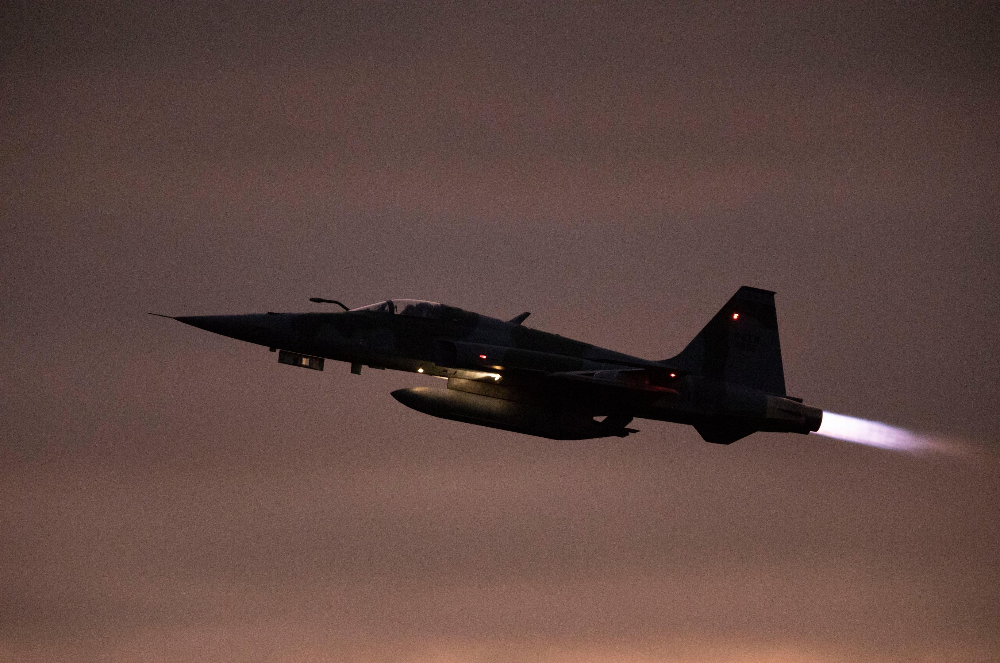Exerc&iacute;cios de defesa a&eacute;rea da Base de Canoas est&atilde;o programados para serem feitos &agrave; noite com os avi&otilde;es F5M, mas tamb&eacute;m ocorrem durante o dia