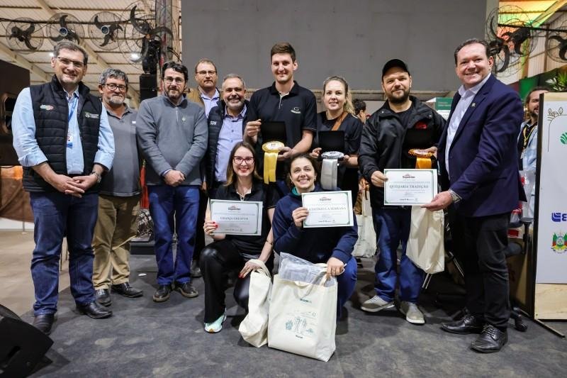 Os tr&ecirc;s primeiros colocados de cada categoria receberam rosetas condecorativas exclusivas