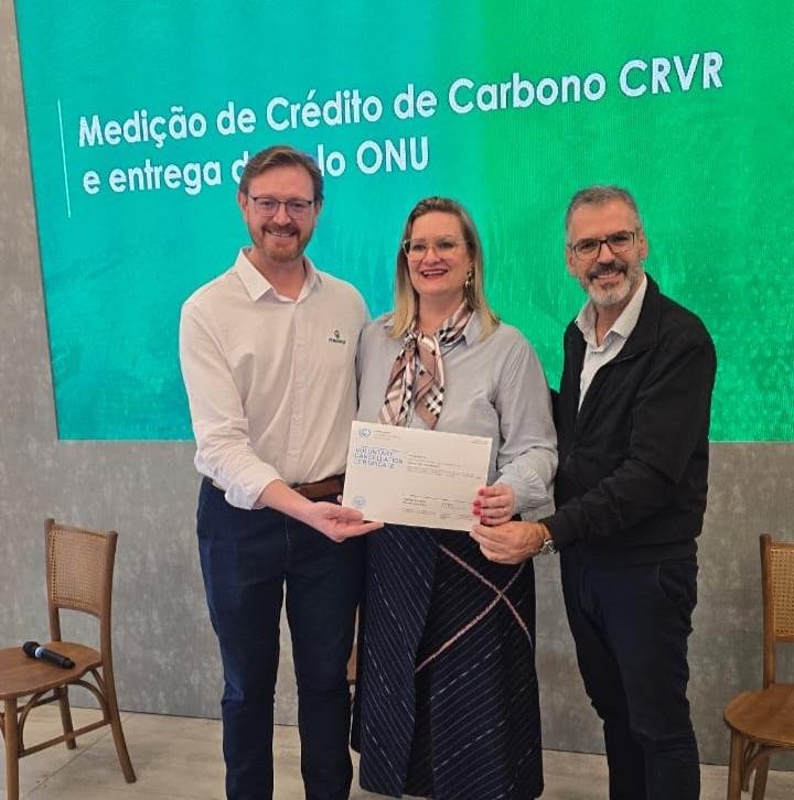 Na foto, Fabiano Soltis, presidente da Fenasoja (&agrave;sq.); Isa Osterkamp, secret&aacute;ria de Meio Ambiente e Infraestrutura do RS, e Leomyr Girondi (&agrave; dir.), diretor-presidente da CRVR