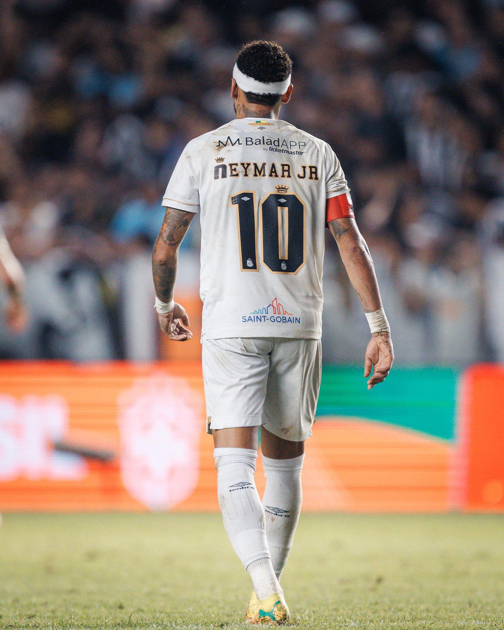 Neymar deixou o campo ainda o intervalo da partida contra o Palmeiras