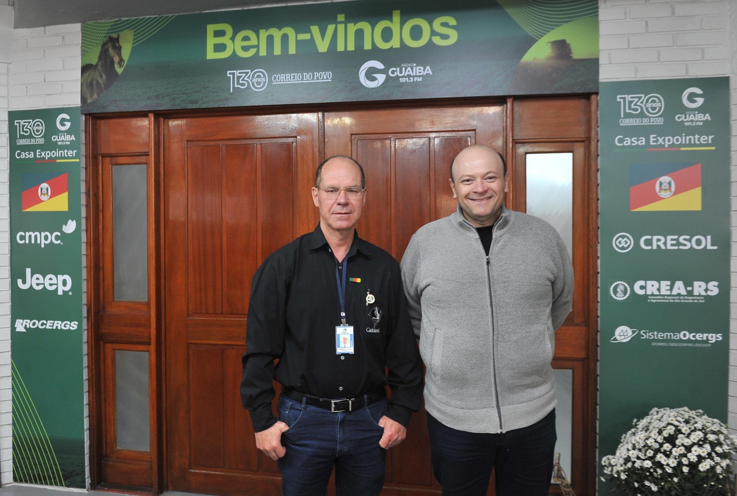 Marcos Tang (esq.) com o diretor-presidente do Correio do Povo, Marcelo Dantas