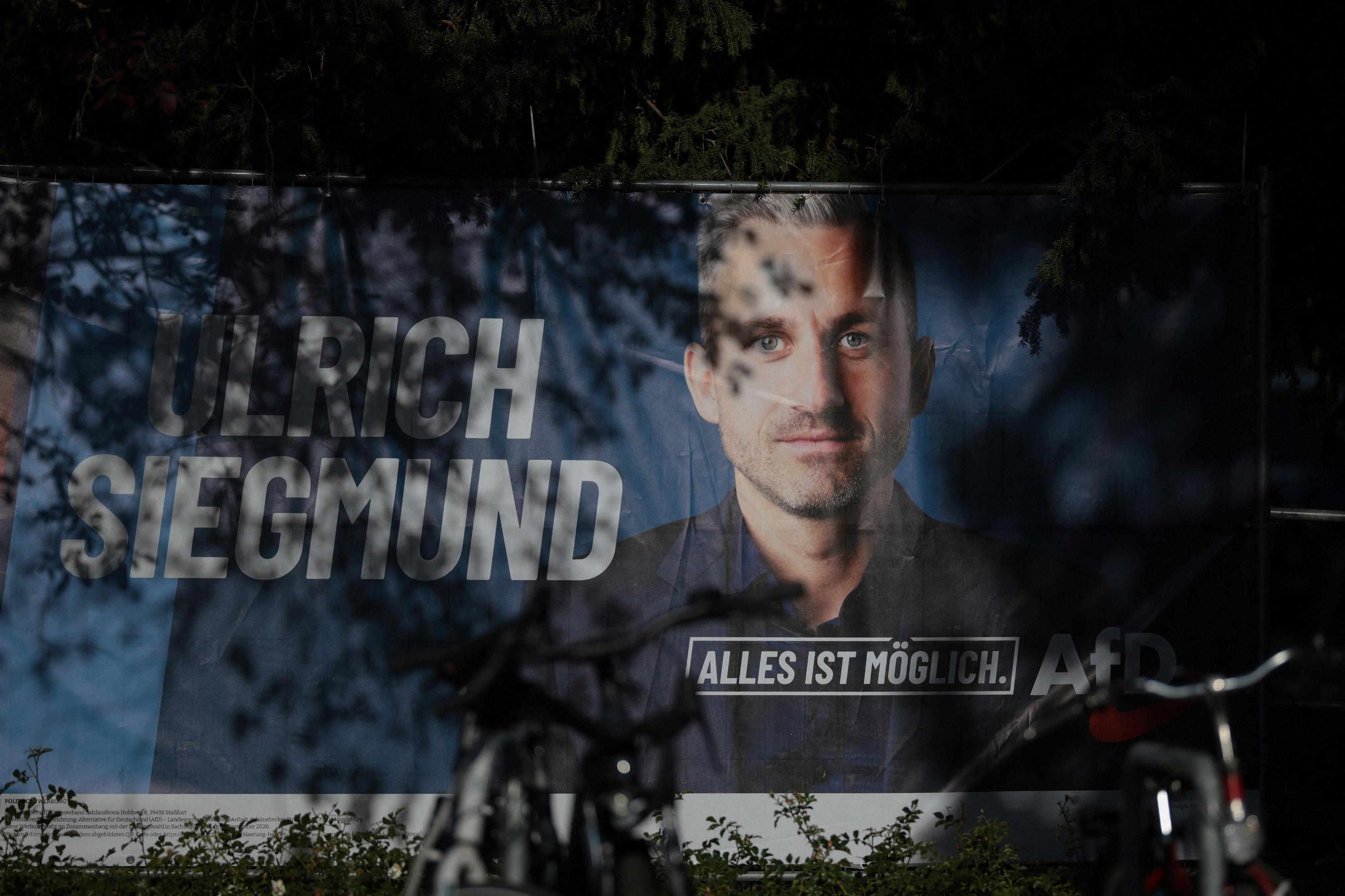 Um outdoor com a imagem de Ulrich Siegmund, principal candidato do partido de extrema-direita Alternativa para a Alemanha (AfD) nas elei&ccedil;&otilde;es estaduais da Sax&ocirc;nia-Anhalt, &eacute; visto antes de um evento de campanha no leste da Alemanha