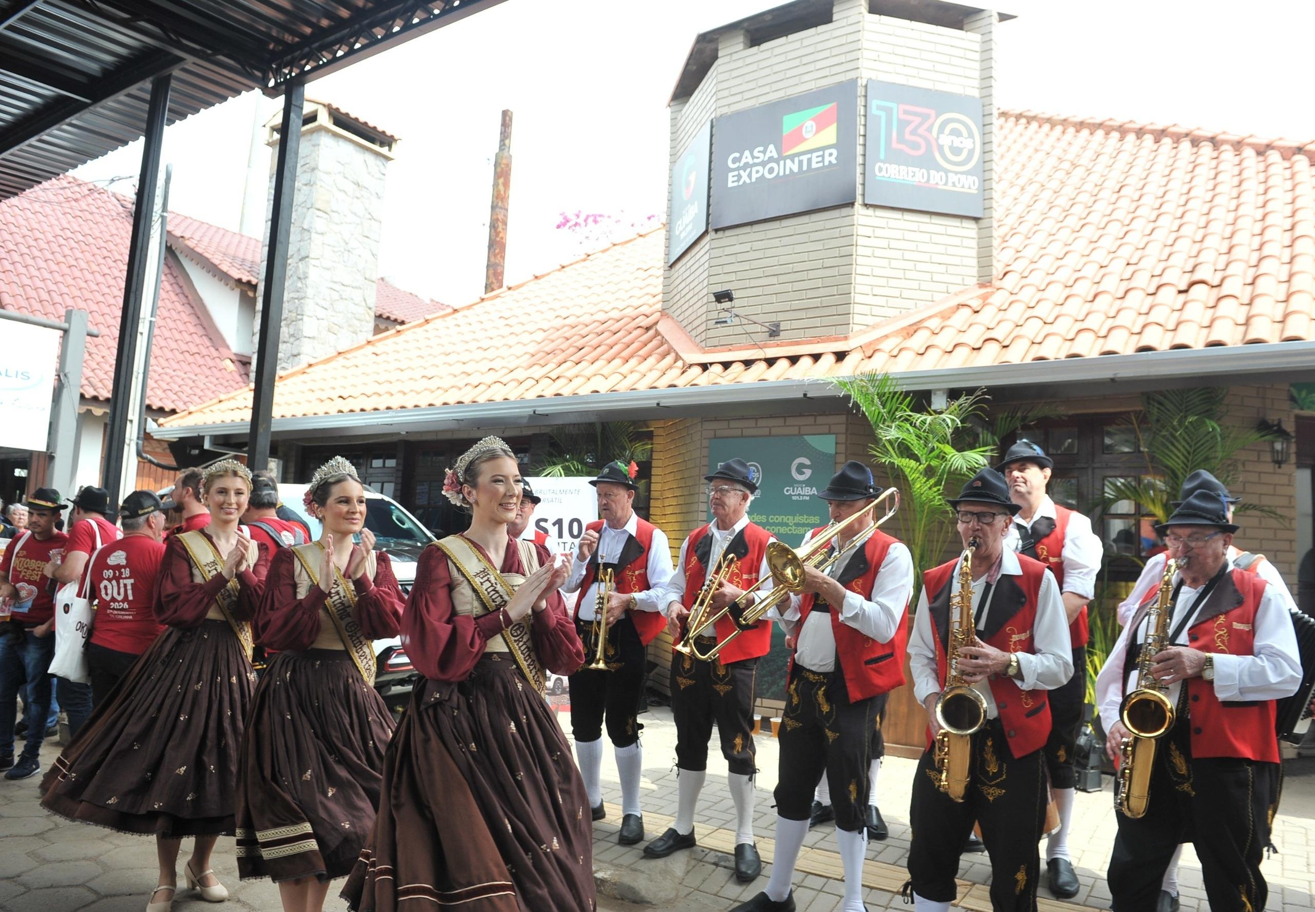 Soberanas e bandinha visitaram a Casa do Correio do Povo na Expointer
