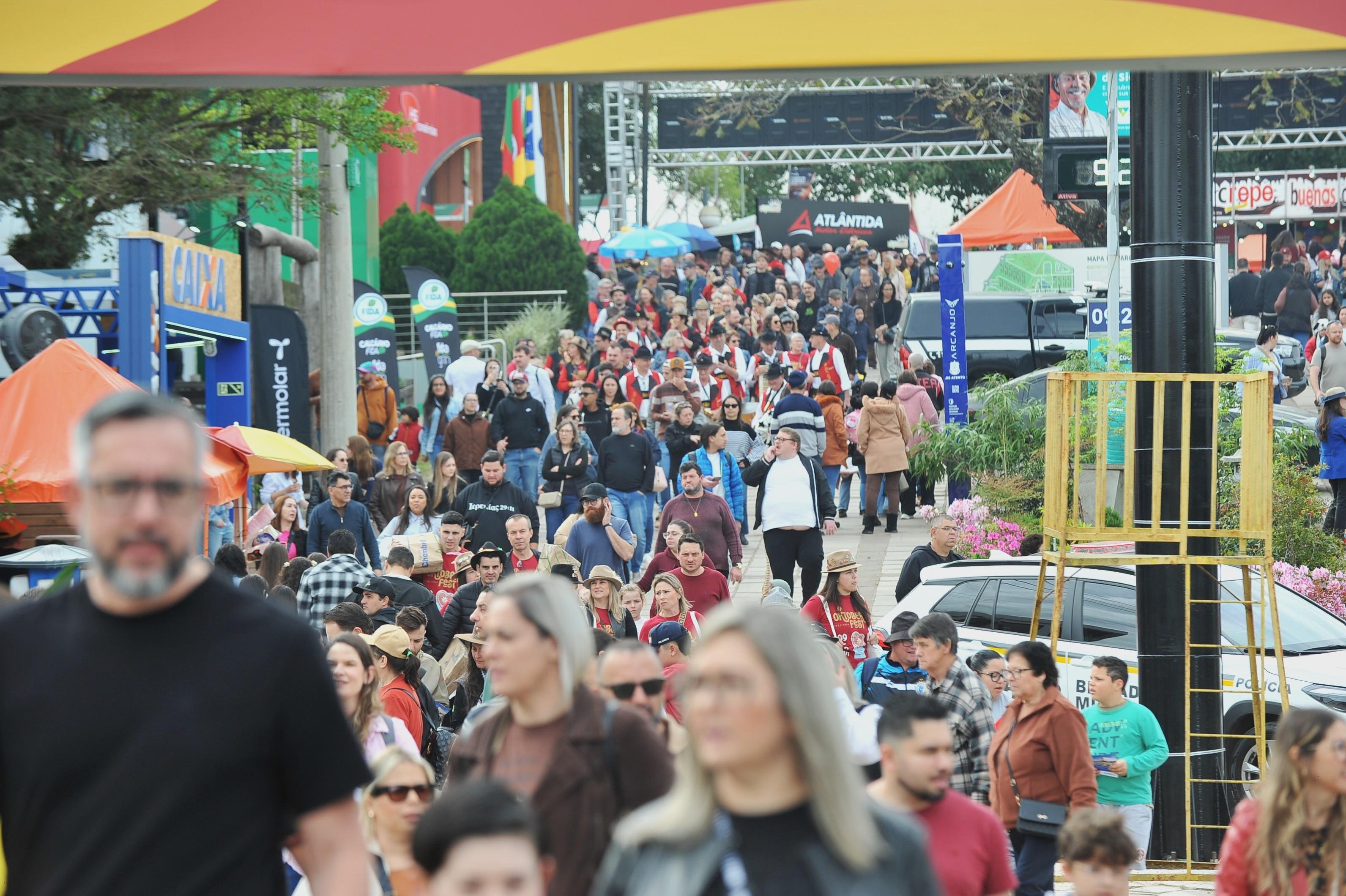 Visitantes enfrentam congestionamentos para acessar o Parque de Exposi&ccedil;&otilde;es Assis Brasil
