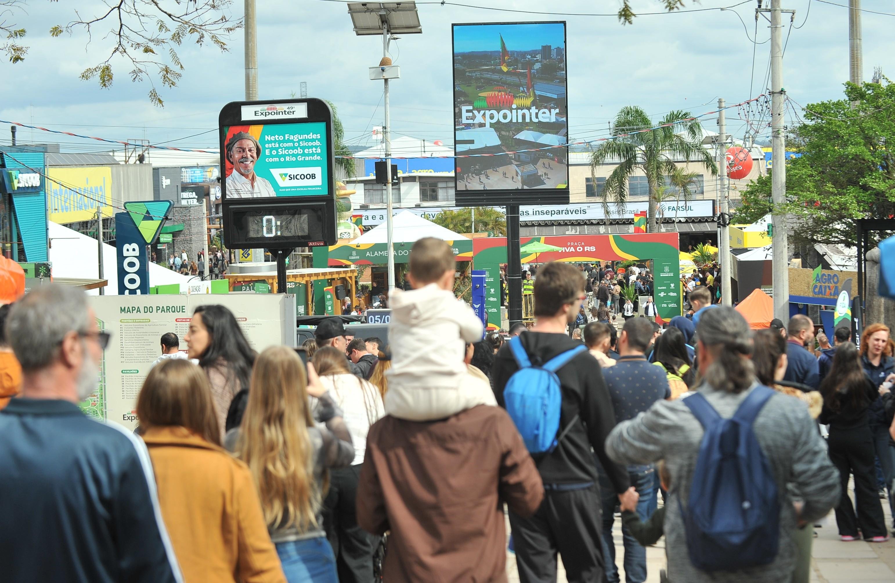 Fam&iacute;lias comparecem ao Parque de Exposi&ccedil;&otilde;es Assis Brasil