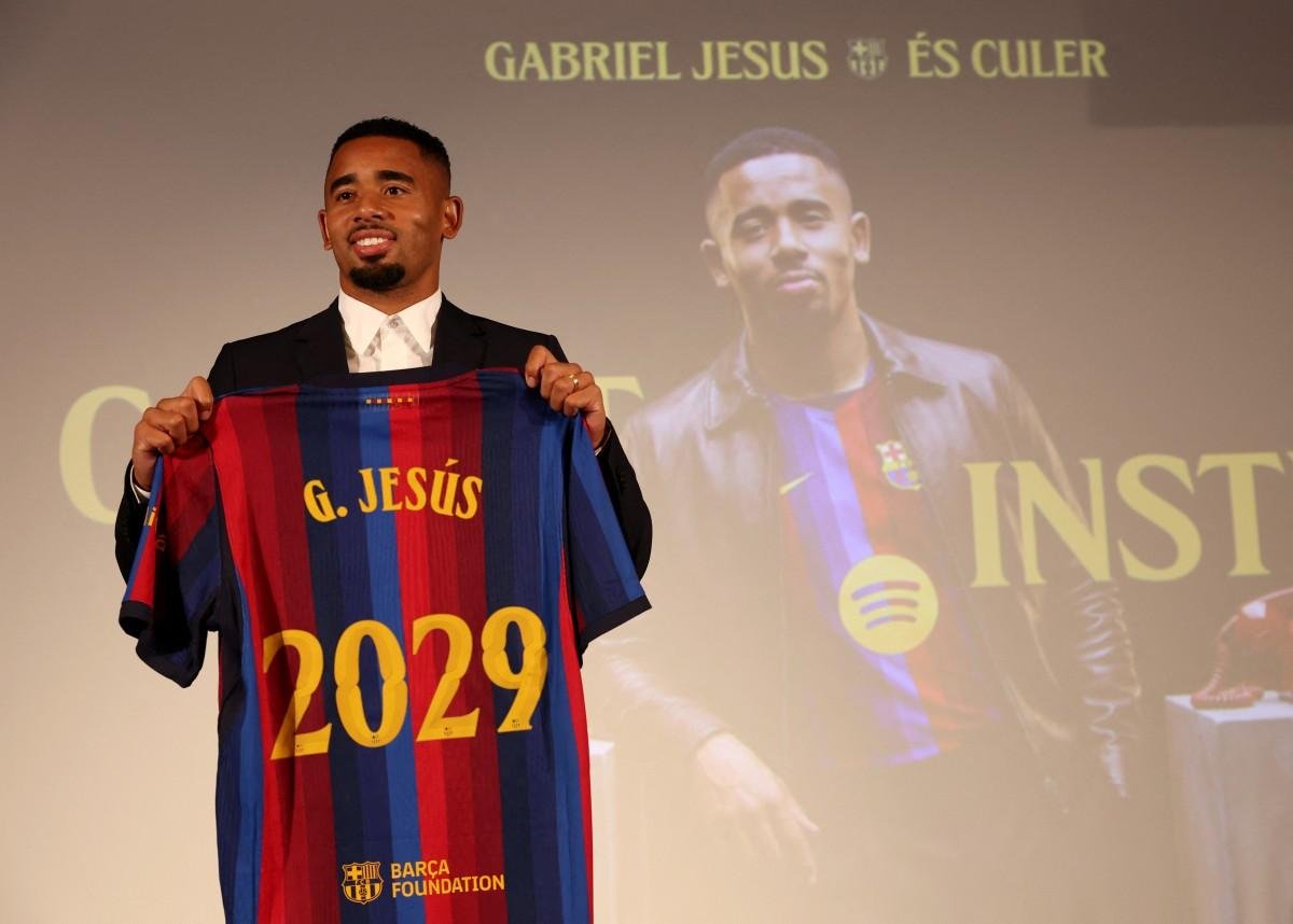 Hansi Flick elogia Gabriel Jesus e atacante pode estrear pelo Barcelona
