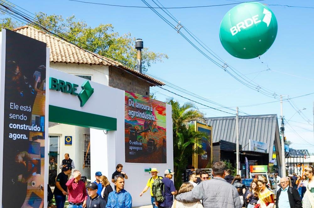 O total entre contrata&ccedil;&otilde;es e novos pedidos na feira &eacute; a segunda maior marca do banco na s&eacute;rie hist&oacute;rica