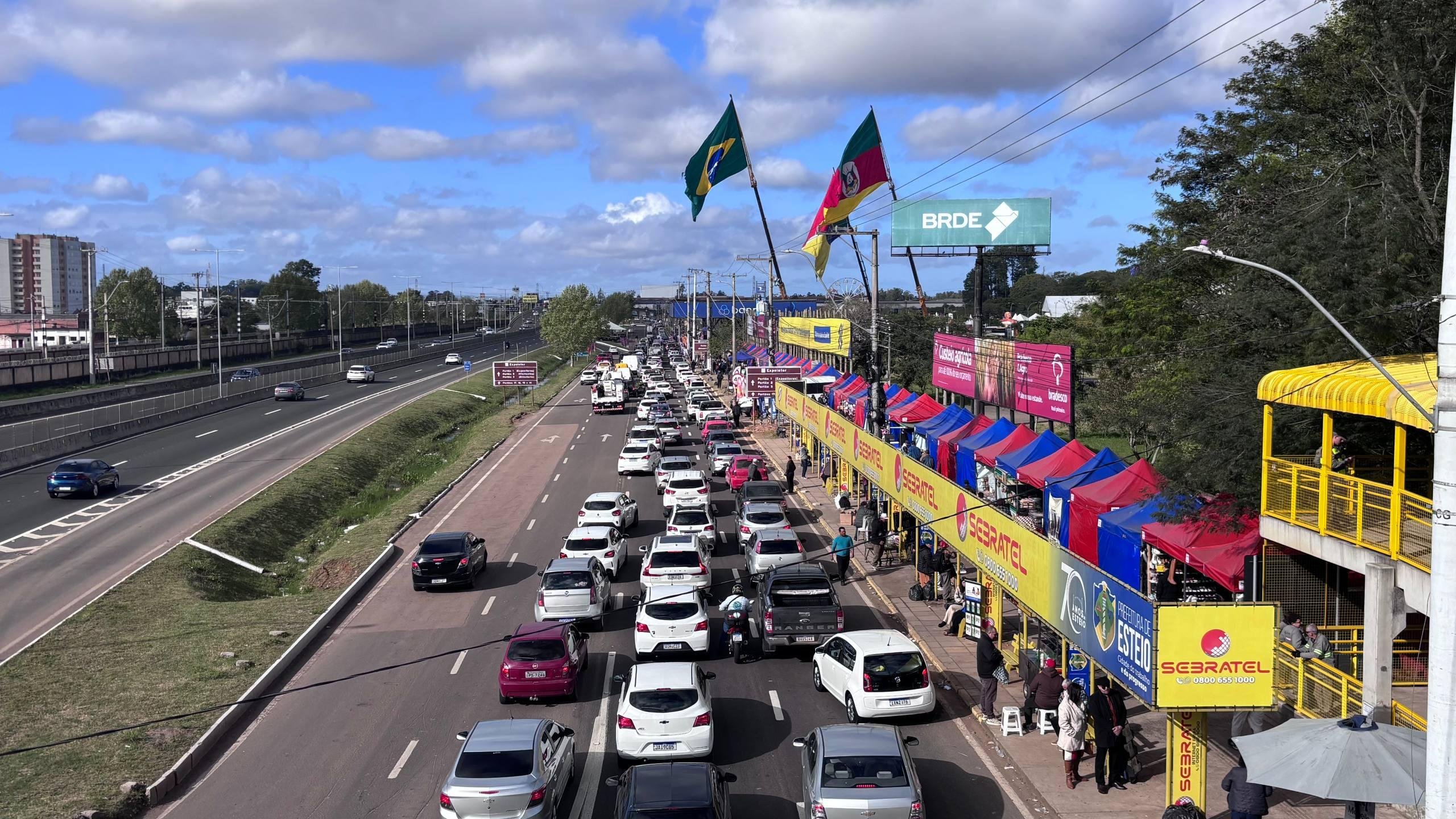 Congestionamento marca manh&atilde; deste domingo no entorno do Parque de Exposi&ccedil;&otilde;es Assis Brasil