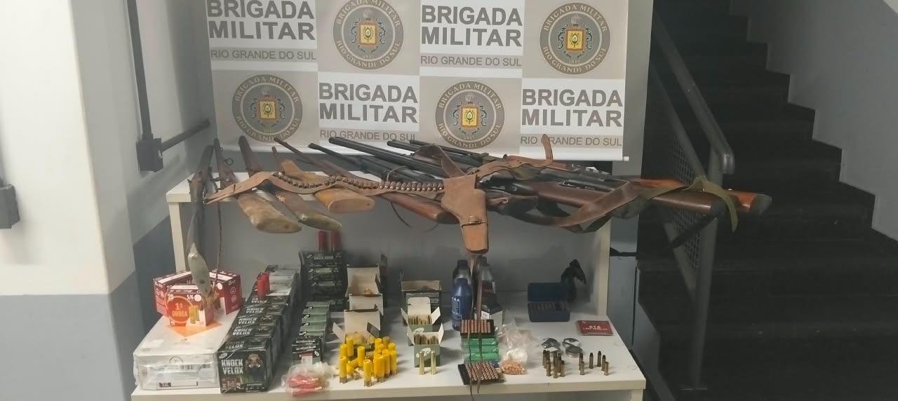 Entre as armas apreendidas est&atilde;o espingardas e uma carabina de press&atilde;o