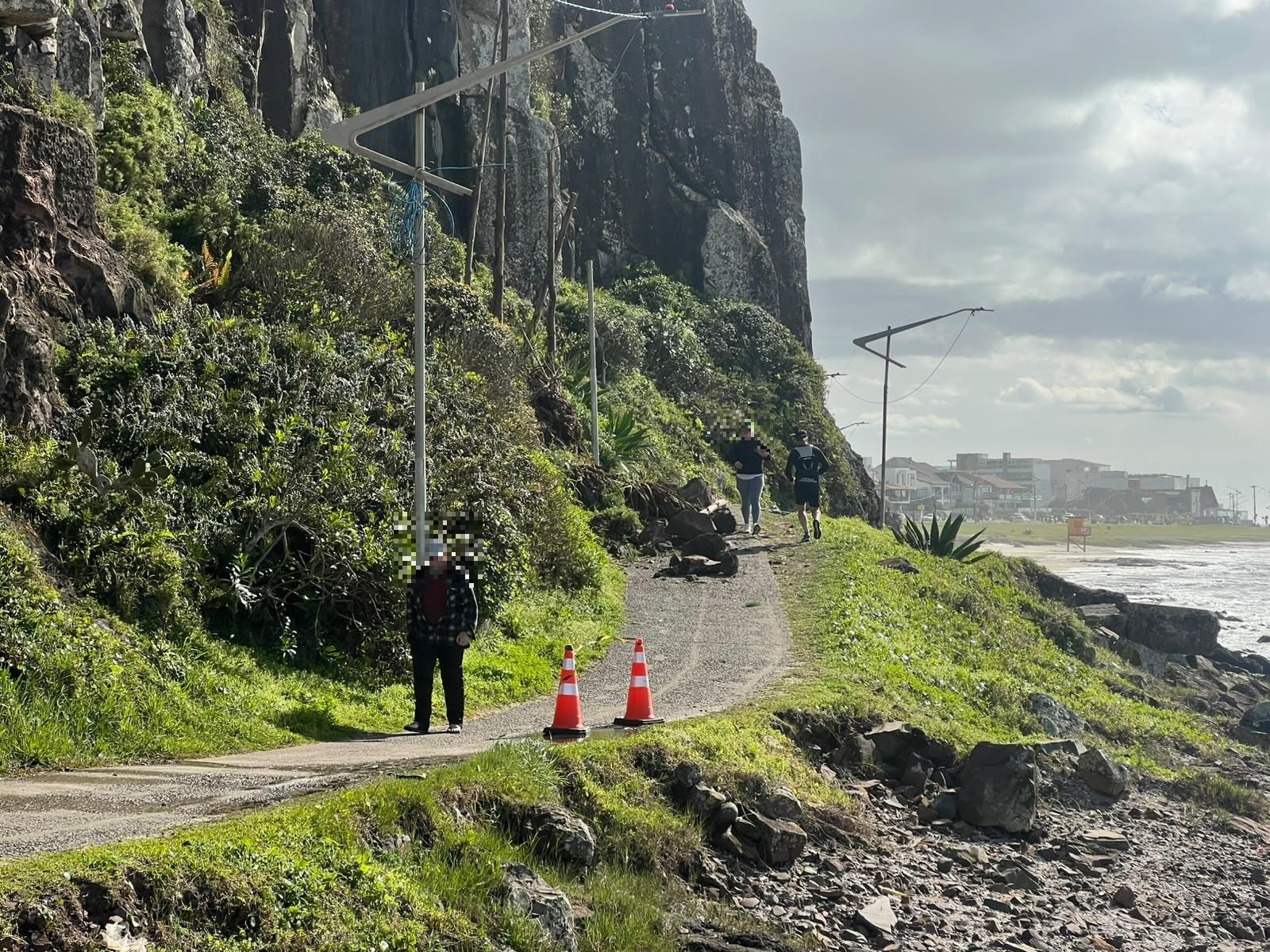 Mesmo com sinaliza&ccedil;&atilde;o, pedestres ainda passavam pelo local no in&iacute;cio do domingo